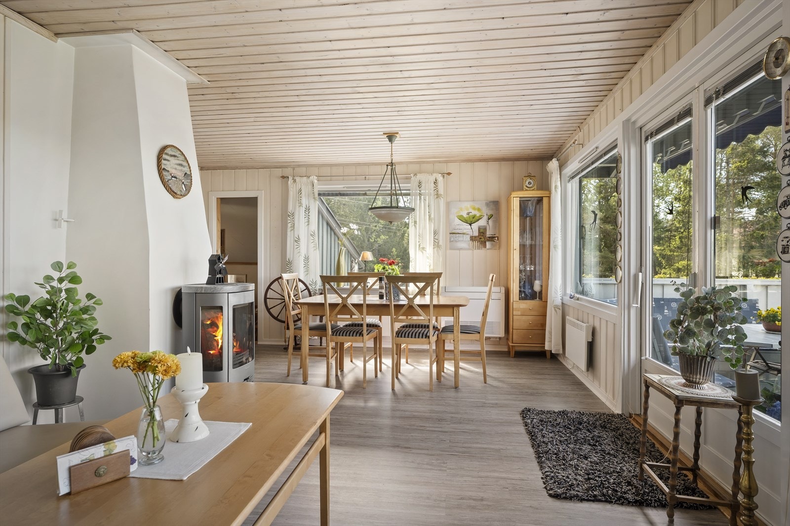 Lys og hyggelig stue med store vindusflater og flott utsikt mot Oslofjorden. Galleribilde