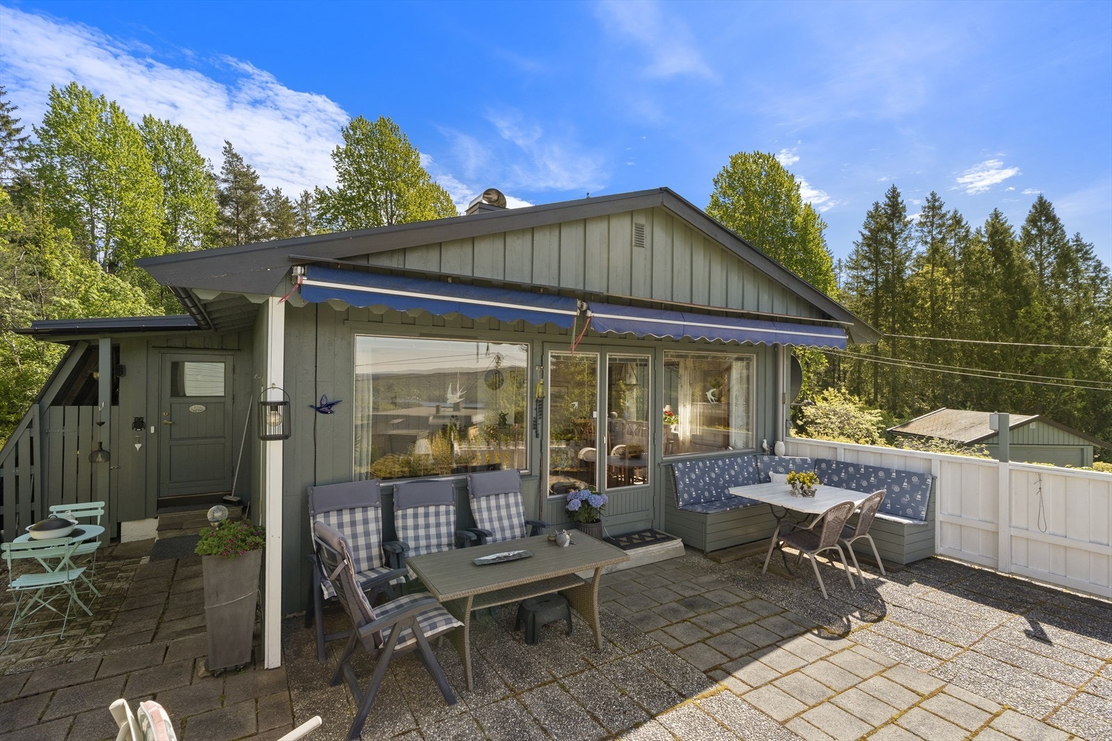 Stor terrasse med god plass til både spisegruppe, loungeområde og hyggelige sammenkomster. Galleribilde