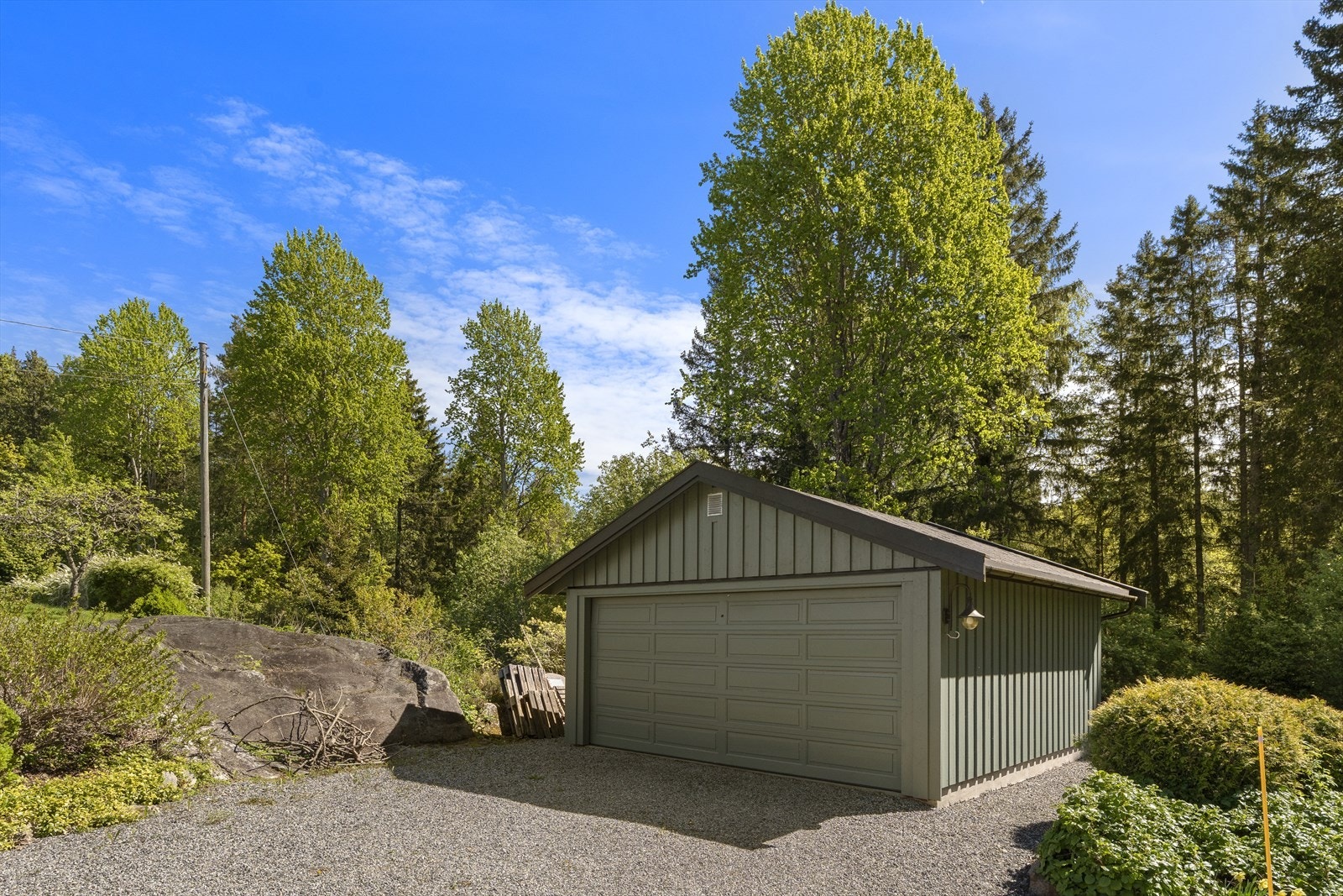 Eiendommen har en frittstående garasje og gode parkeringsmuligheter på egen tomt Galleribilde