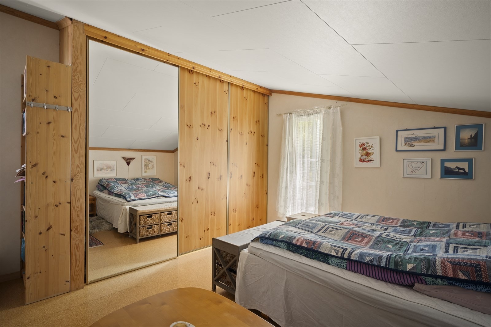 Godt med oppbevaringsplass i integrert skyvedørsgarderobe. Galleribilde