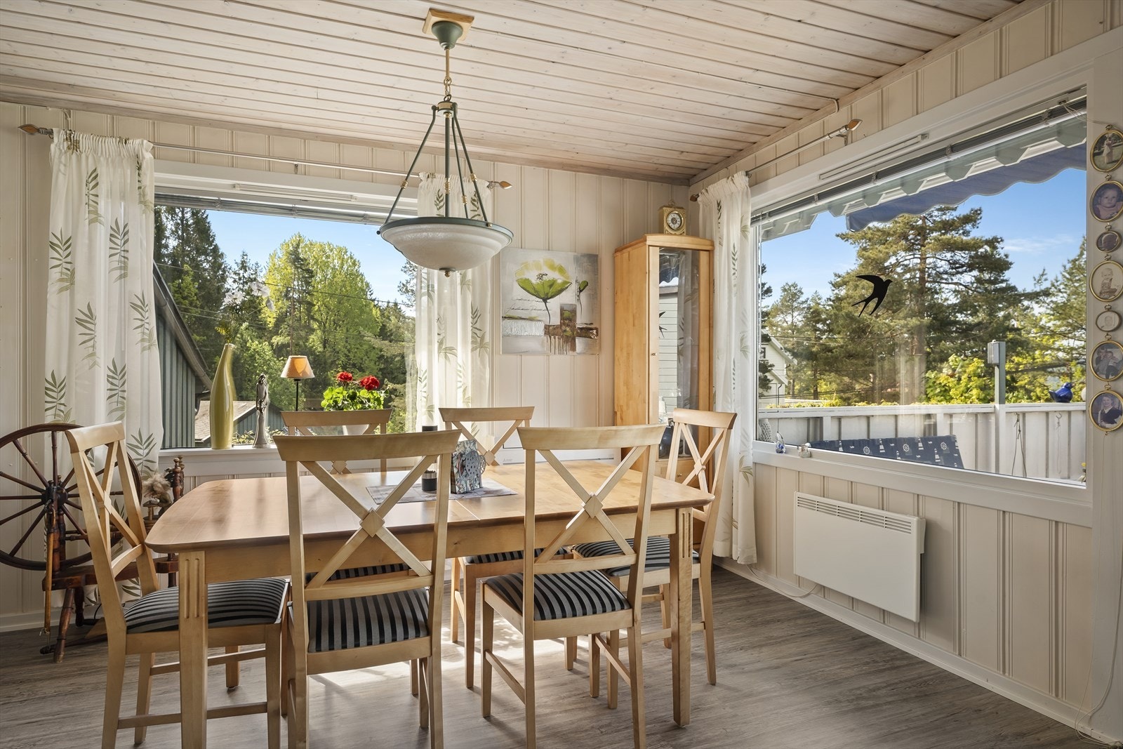 Spiseplassen har en naturlig plassering ved vinduene med utsyn mot fjorden. Galleribilde