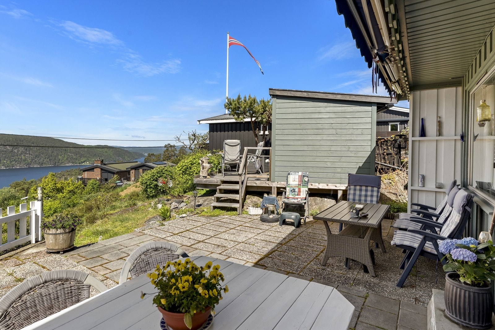 Her kan du nyte rolige dager i solen med flott utsikt over fjorden og nærområdet. Galleribilde