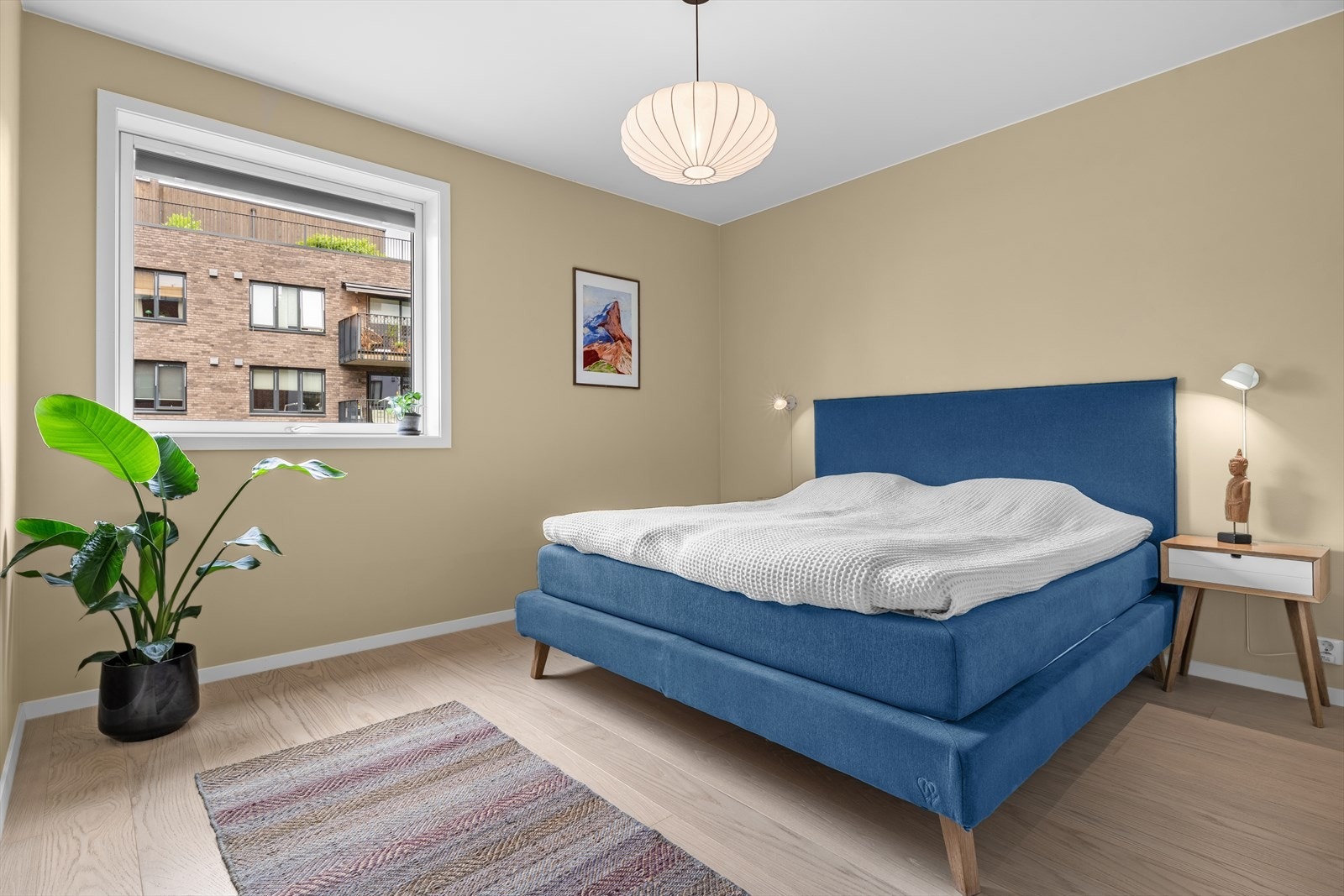 Stort hovedsoverom på ca. 15 m² med god plass til dobbeltseng, nattbord og kommode. Lystett plisségardin montert. Galleribilde