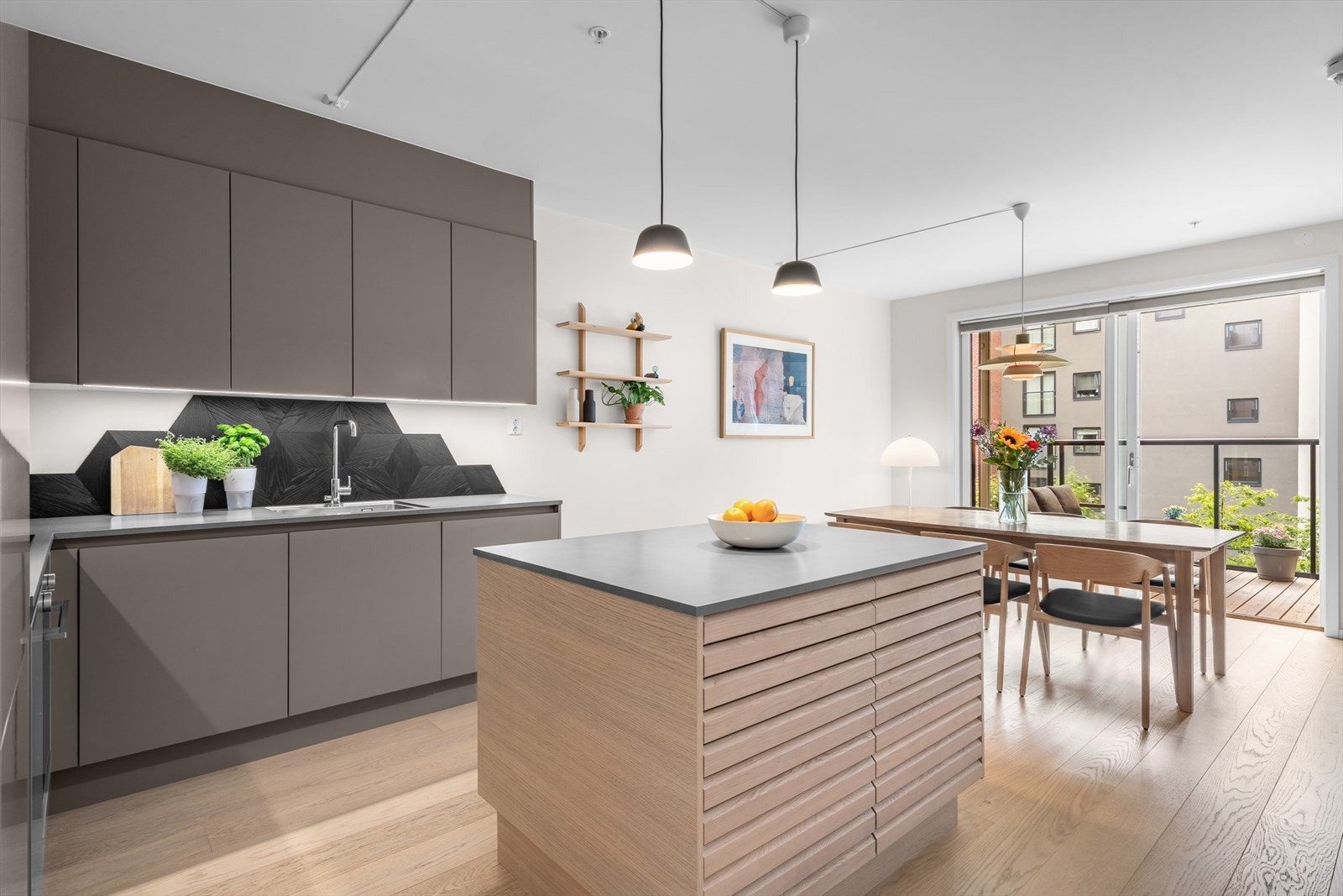 Kjøkkenøy med ekstra benkeplass og lagring på begge sider. Galleribilde
