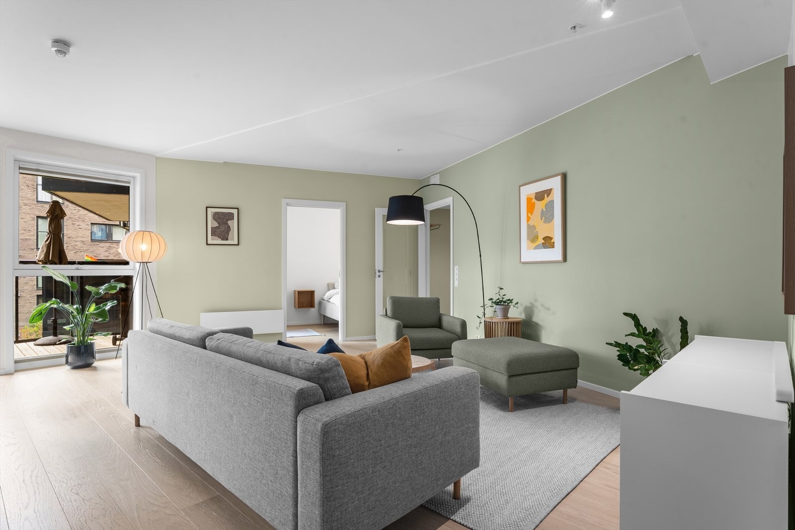 Leiligheten er malt i en smakfull og helhetlig fargepalett. Det er for øvrig god takhøyde i de fleste rom. Galleribilde