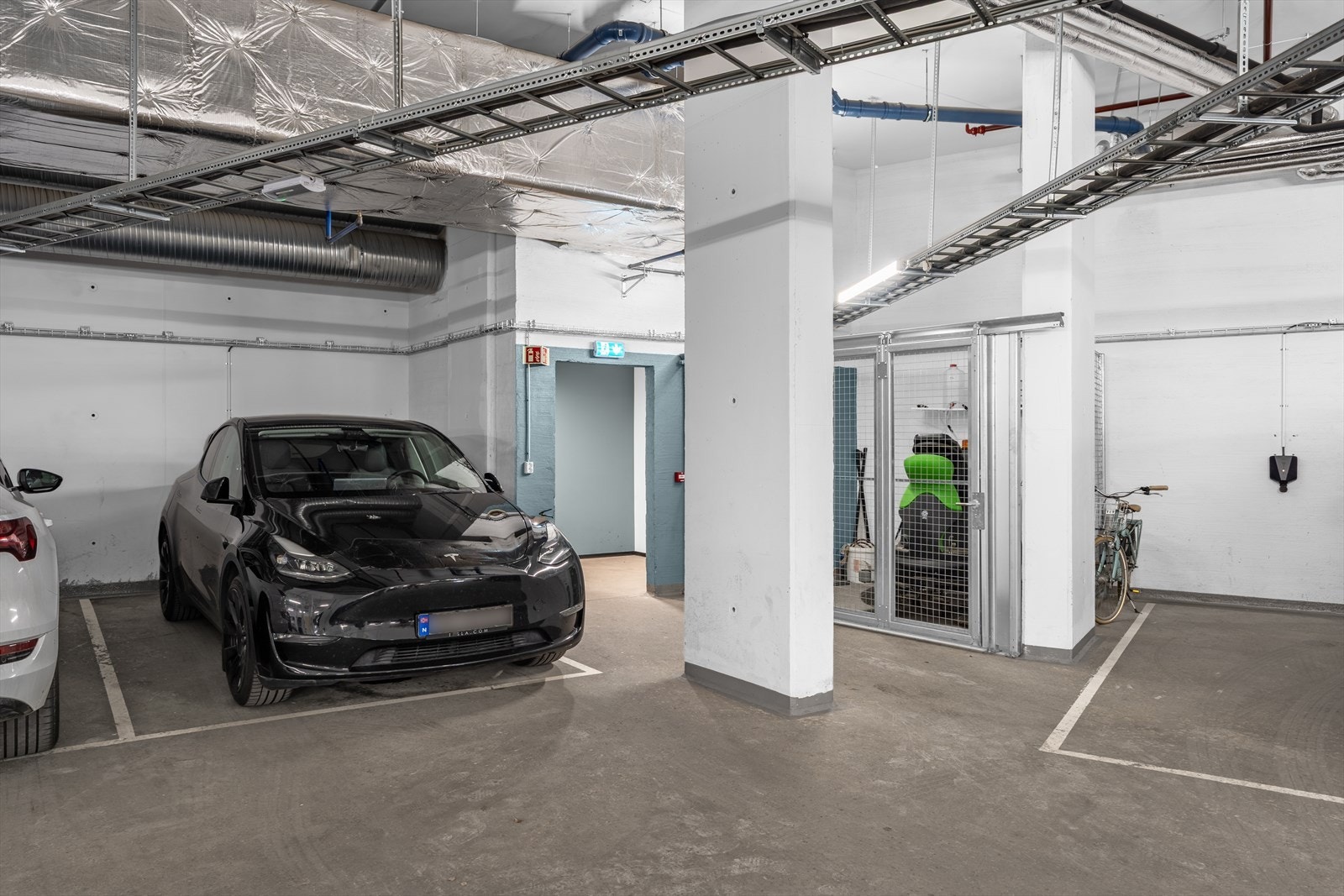 Det medfølger 1 svært god garasjeplass med el-lader rett ved inngangen til heisen. Galleribilde