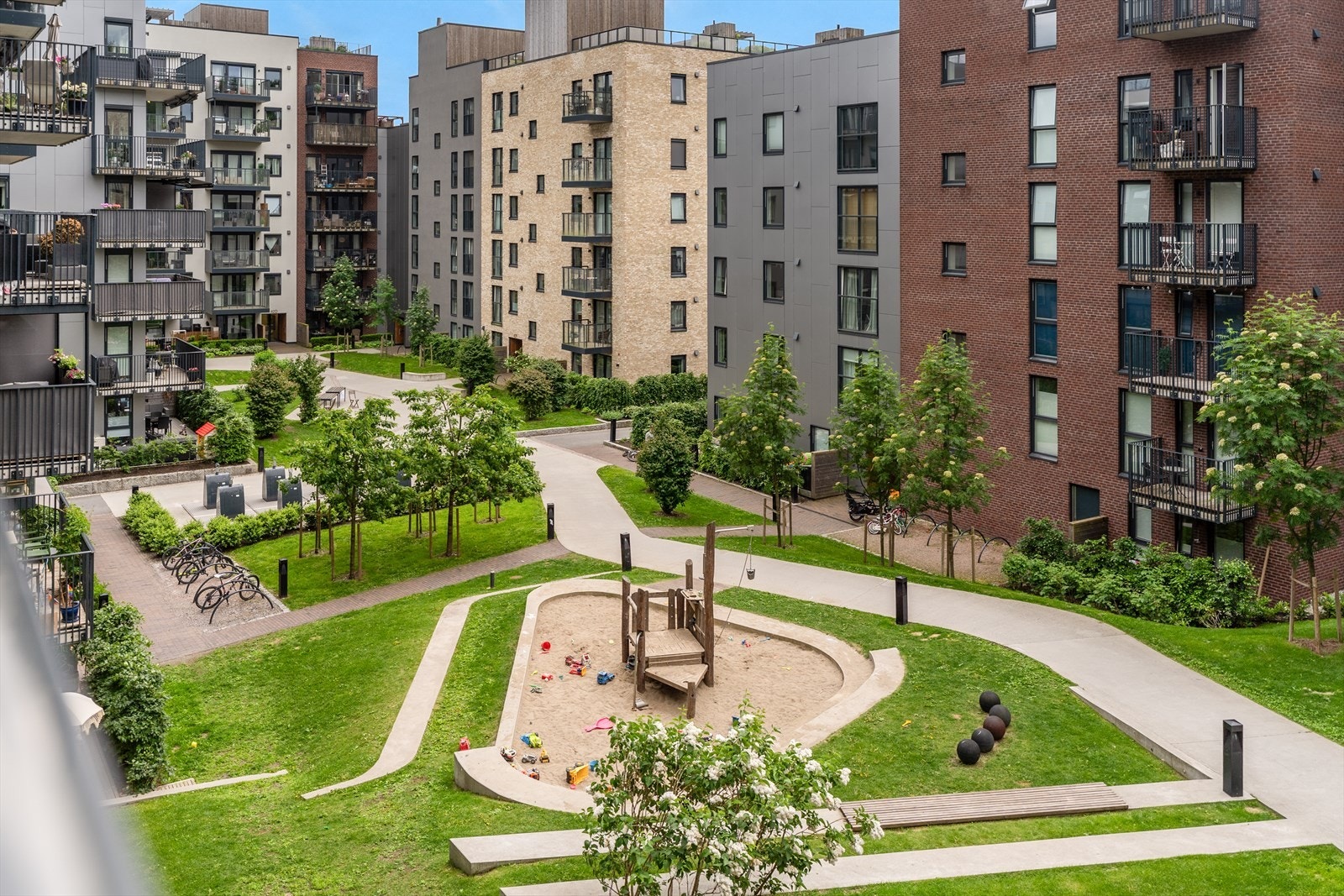 Hyggelig utsyn fra balkongen mot sameiets pent opparbeidede og bilfrie bakgård. Galleribilde