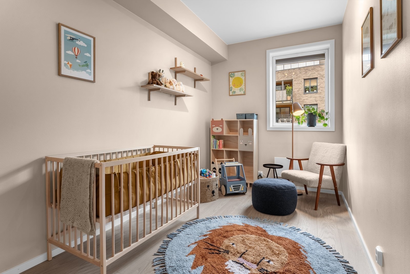Soverom II på ca. 9 m² er innredet som barnerom, men har også plass til seng på tvers av rommet (2,22m) og god plass til garderobeskap. Tilluft med balansert ventilasjon. Lystett plisségardin montert. Galleribilde