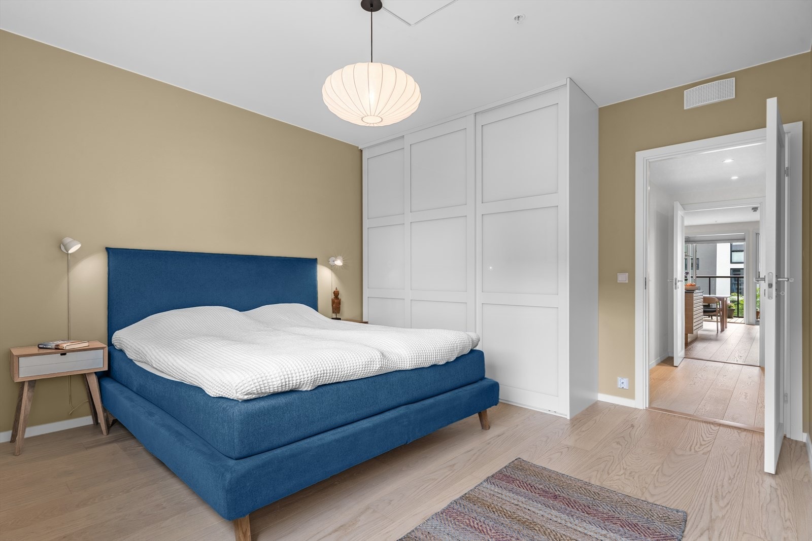 Rommet har en stor plassbygget skyvedørsgarderobe. Tilluft med balansert ventilasjon. Adkomst til mellomgang. Galleribilde