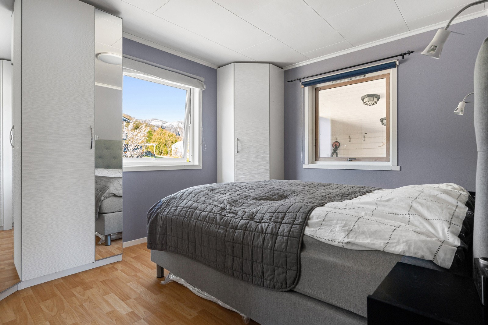 Store vindusflater på hovedsoverom gir godt med dagslys og utsyn mot grønne omgivelser. Galleribilde