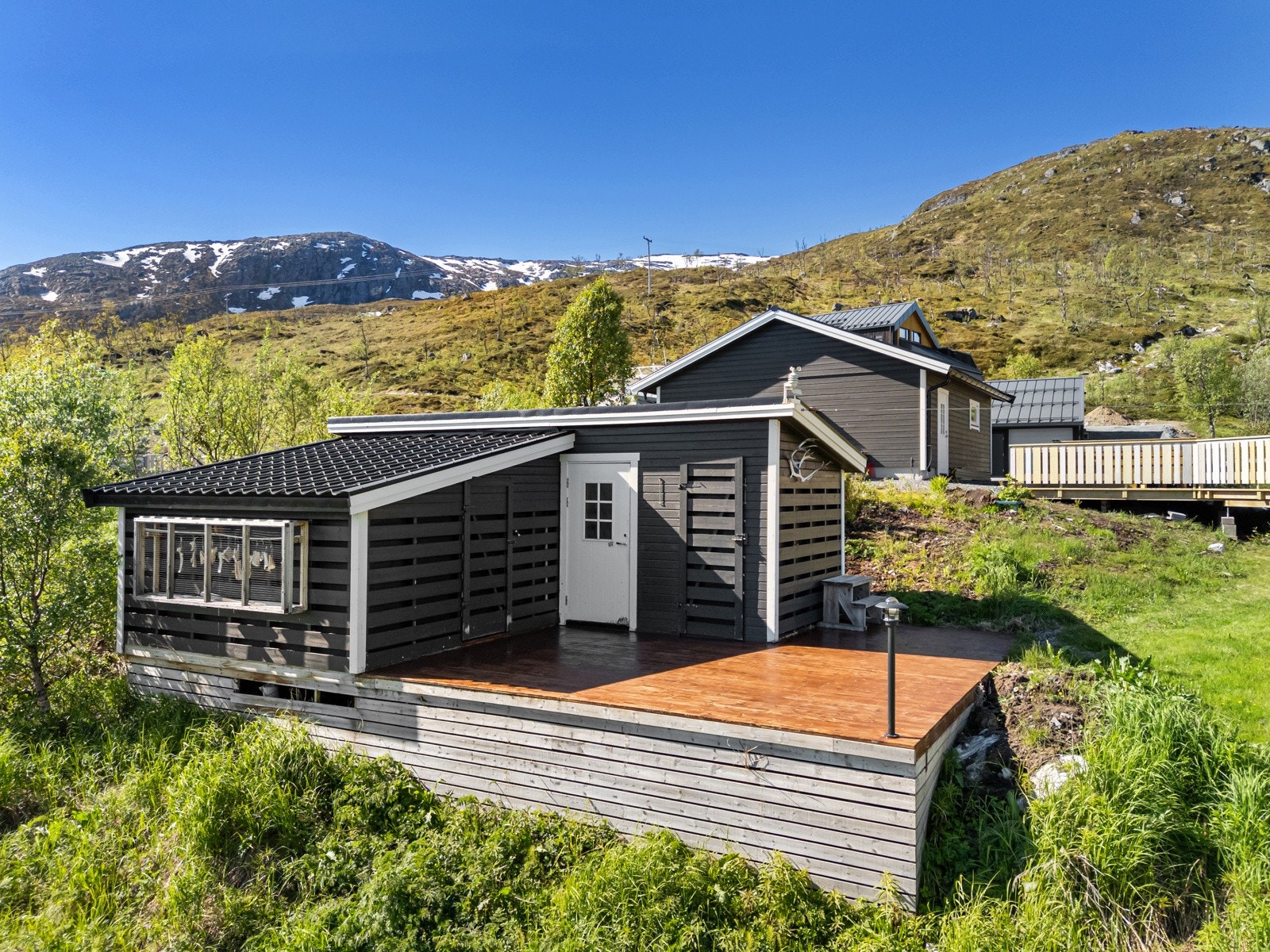 Det er godkjent tilbygg til enebolig på eiendommen. Galleribilde