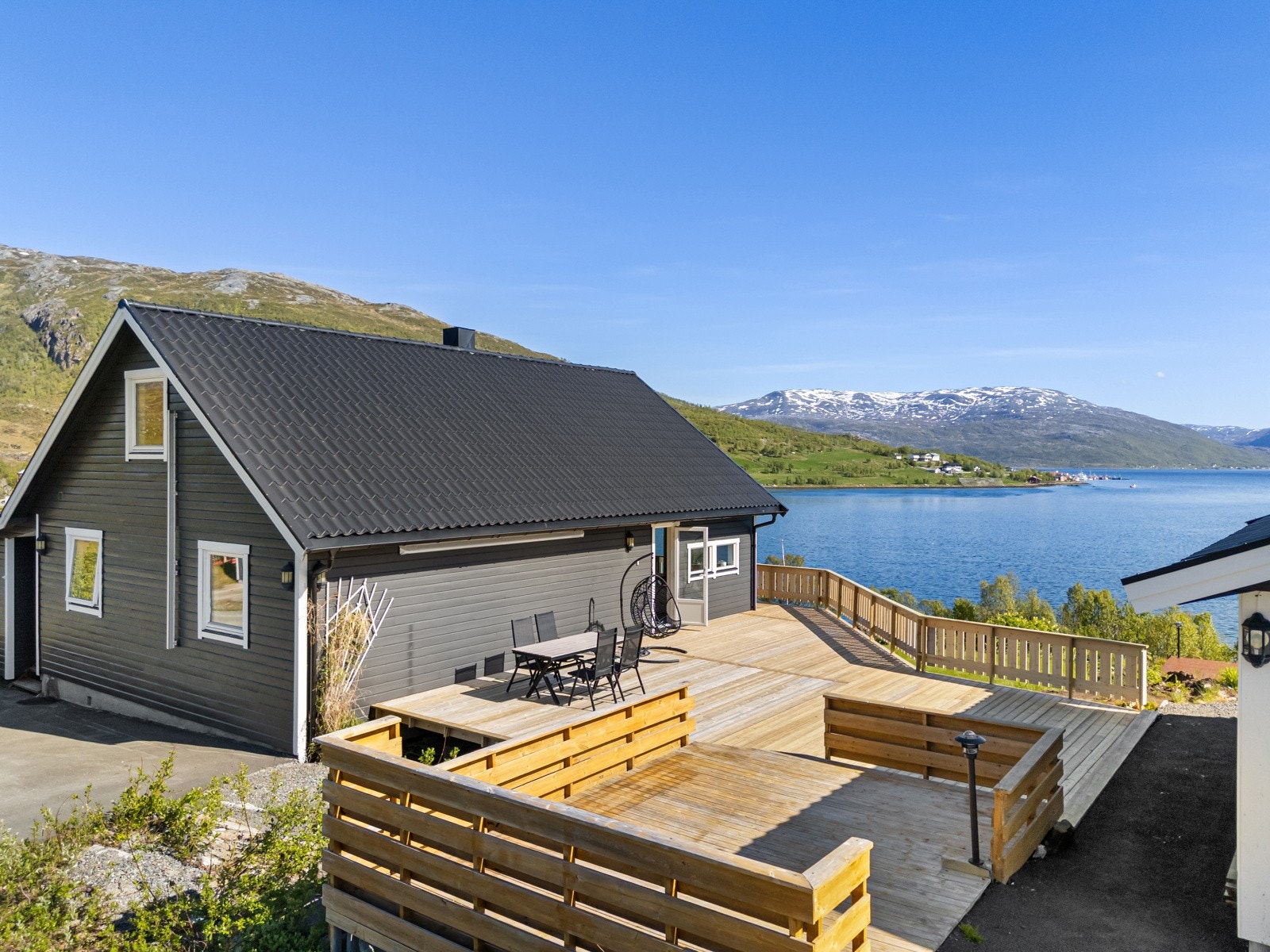 Boligen har svært gode uteområder, og har etablerte en stor terrasse med utgang fra stue. Galleribilde