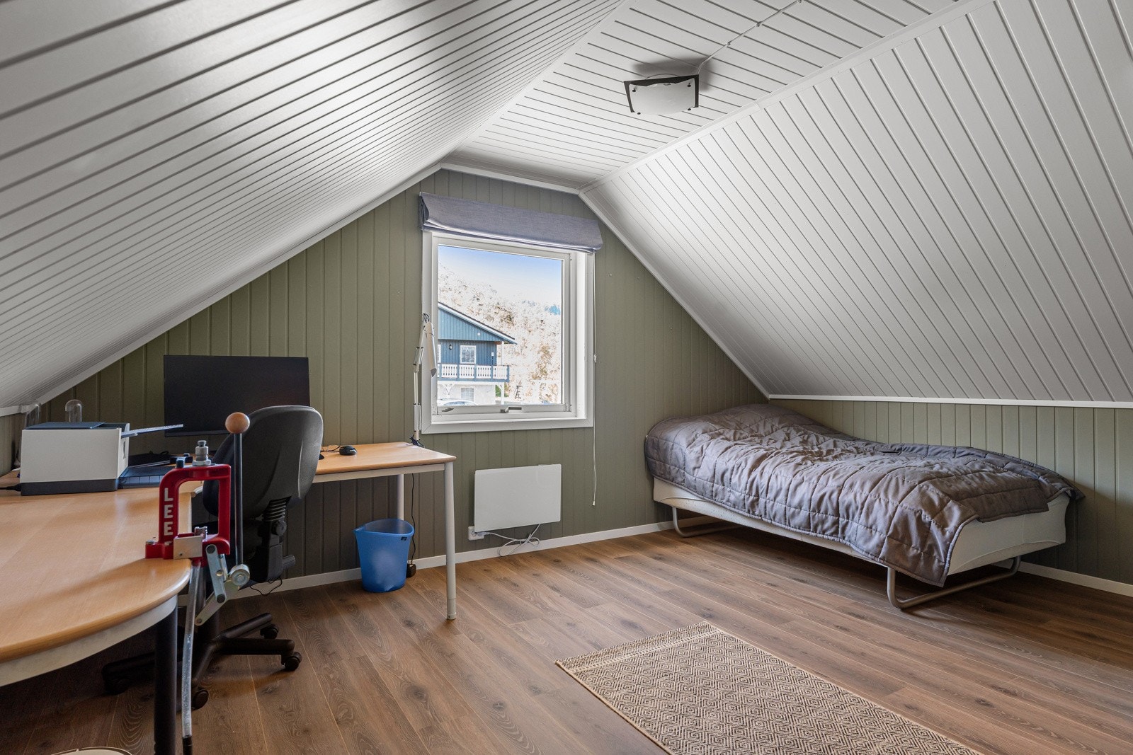 Boligens tredjes soverom befinner seg på andre plan og oppleves stort og luftig. Galleribilde