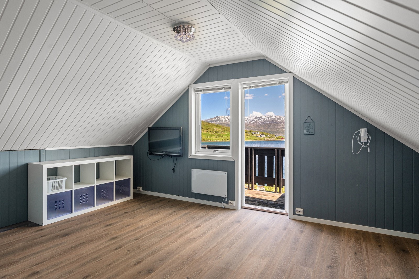 Loftstue med utgang til balkong. Galleribilde