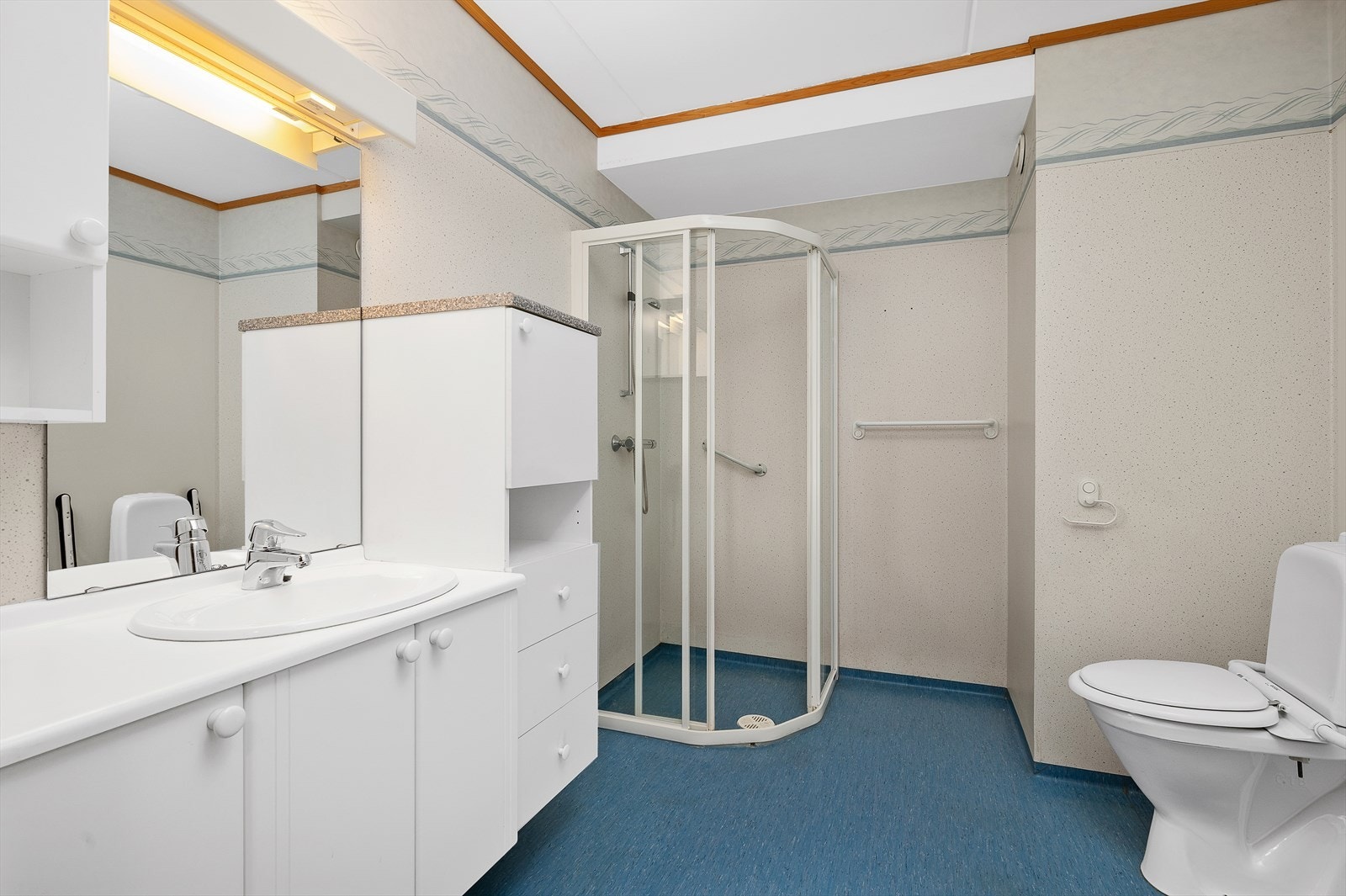 Badet er innredet med dusjhjørne, servantskap med nedfelt servant, toalett samt opplegg for vaskemaskin. Galleribilde