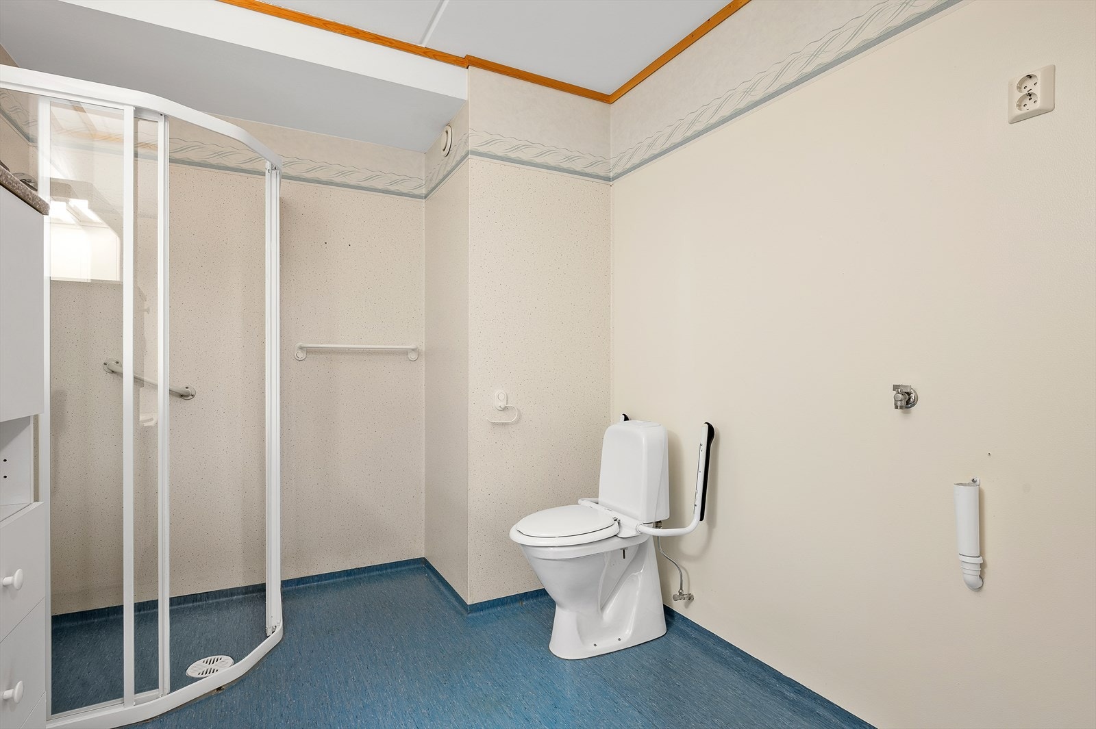 Badet er på 6,5 m² og har rikelig med oppbevaringsplass. Galleribilde