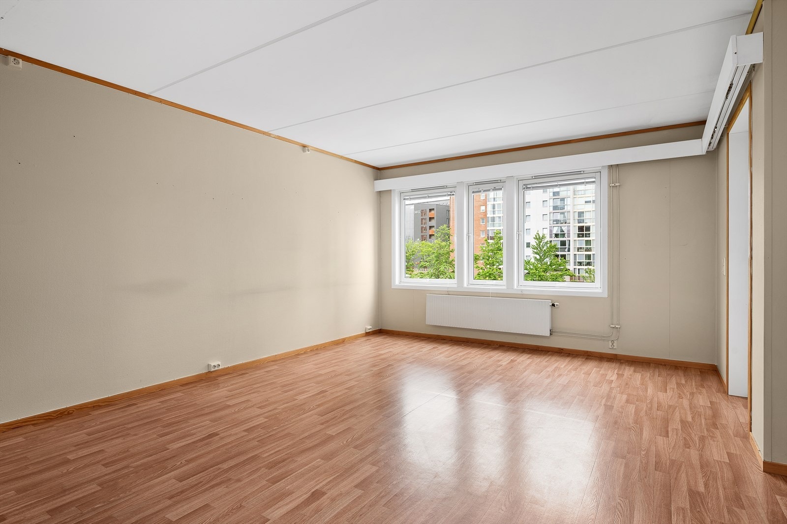 Leiligheten er oppmålt til 60 m² BRA-I og fremstår som lys, romslig og funksjonelt innredet med en god arealutnyttelse. Galleribilde