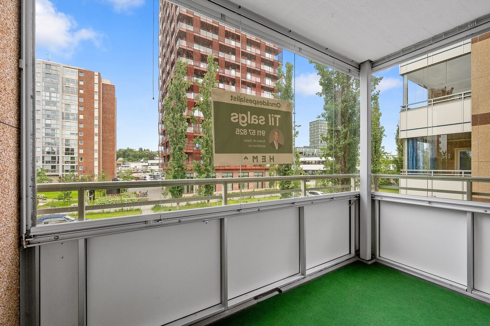 Den innglassede balkongen er på ca. 7m² og oppleves som luftig, og innbyr til både rolige stunder i solveggen og lange, sosiale kvelder. Galleribilde