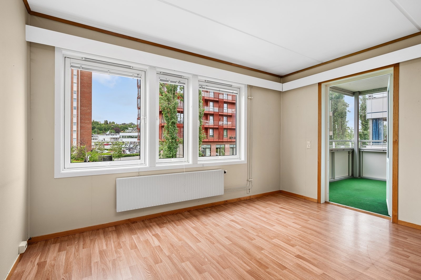 Fra stuen er det direkte utgang til egen balkong, som enkelt fungerer som en forlengelse av oppholdsrommet. Galleribilde