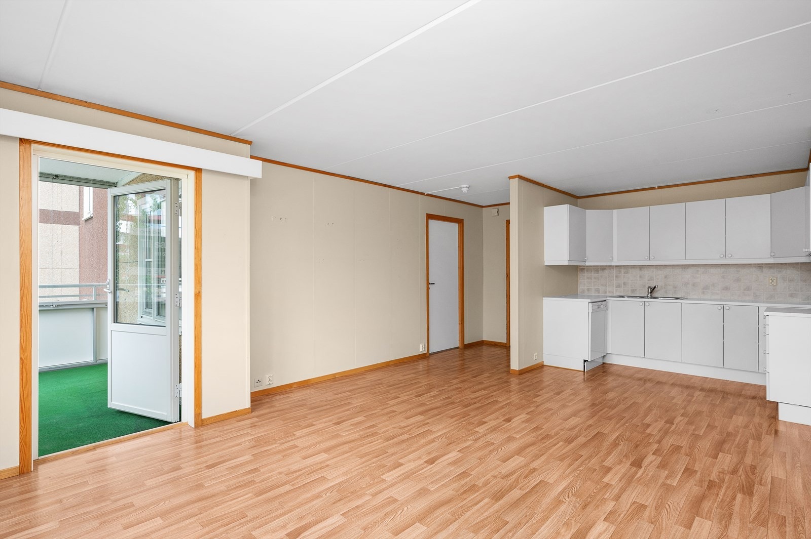 Romslig stue med god plass til både sofagruppe og spiseområde, et hyggelig samlingspunkt for venner og familie. Galleribilde
