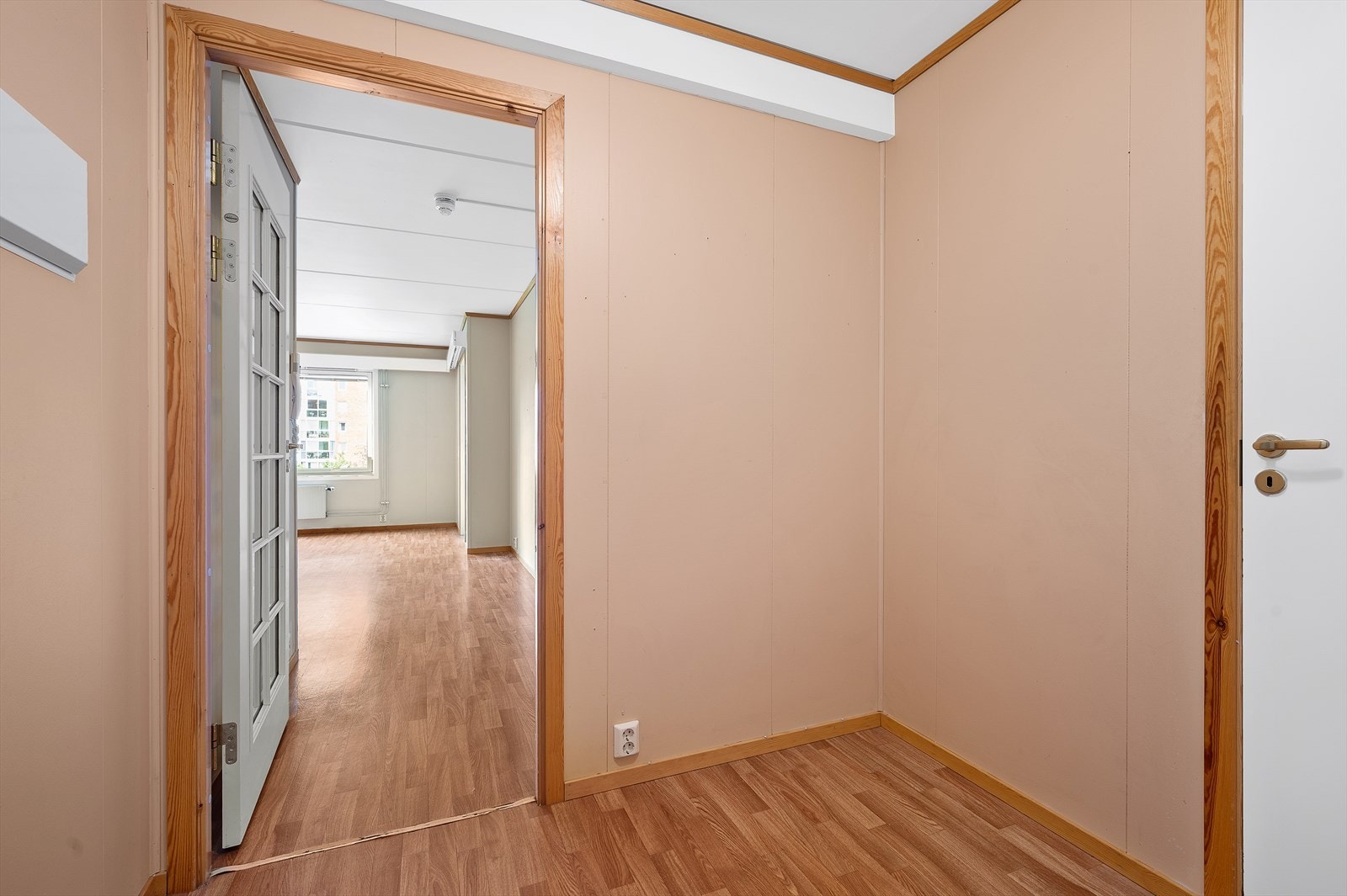 Entréen på 5m² har også god plass til oppbevaring av yttertøy og sko, noe som gir en ryddig og praktisk velkomstsone. Galleribilde