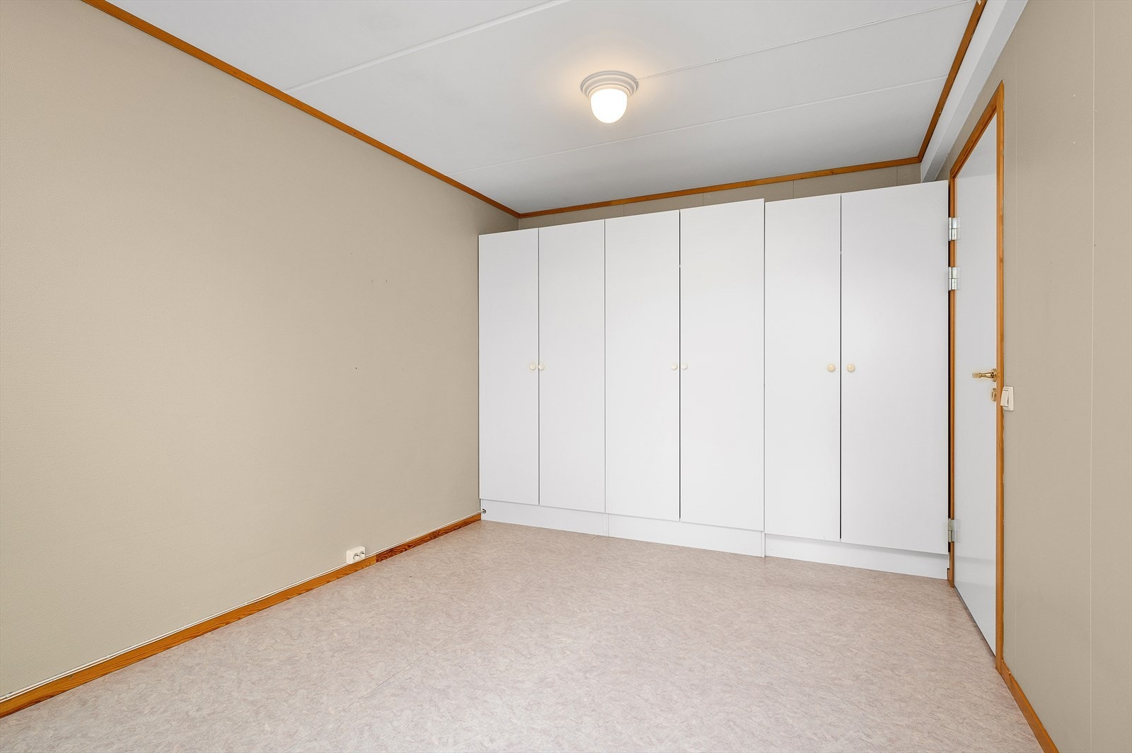 Soverommet har god størrelse på 13m², naturlig lys og plass til dobbelseng med nattbord på hver side. Galleribilde