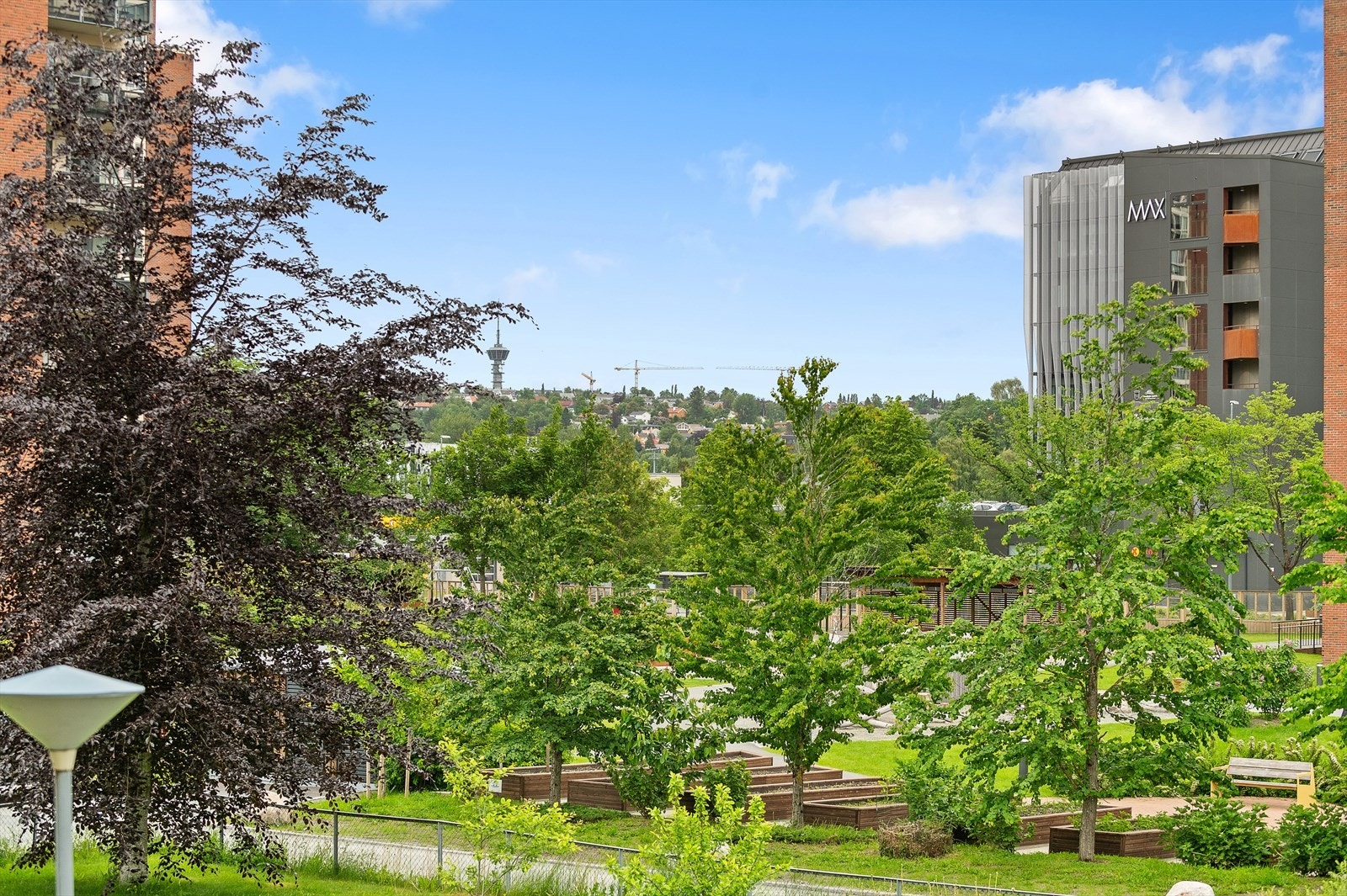 Det er rikelig med biloppstillingsplasser og gjesteparkering utenfor blokken. Galleribilde