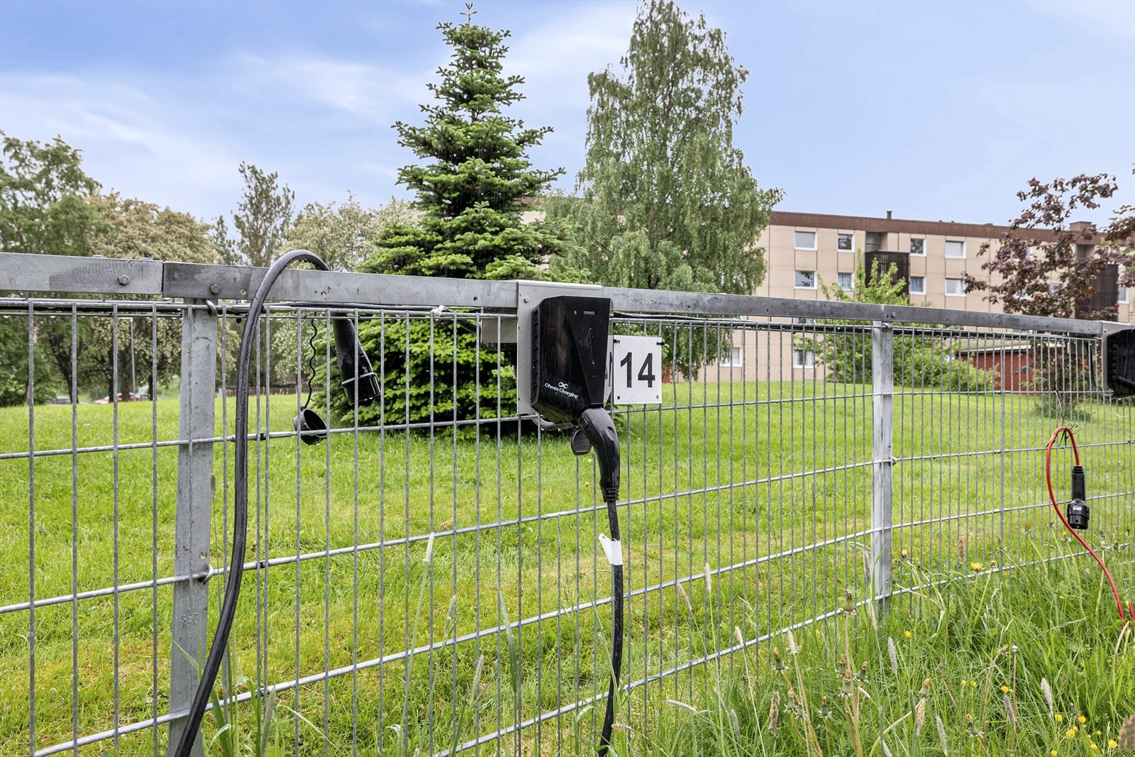 Den enkelte andelseier disponerer én fast parkeringsplass og har i tillegg tilgang til gjesteparkering, administrert gjennom SmartOblat-registeret. Det er 21 plasser med lader som tildels etter søknad til styret. Galleribilde