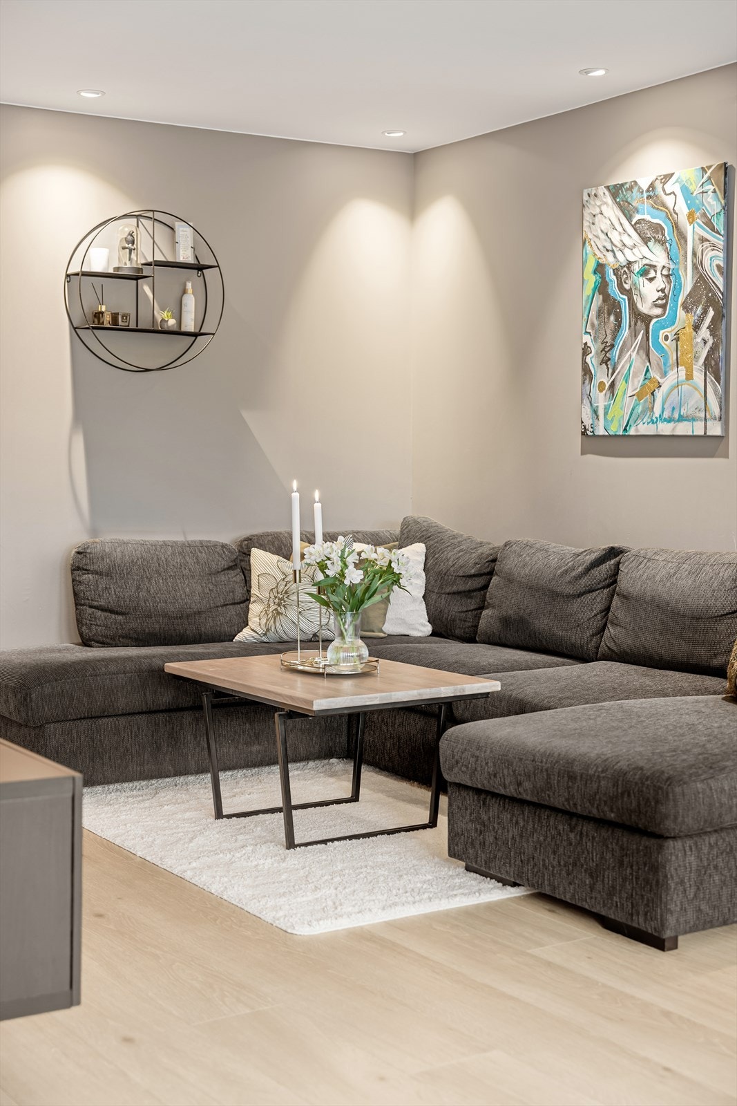 Det er også installert moderne downlights i himlingen, noe som bidrar til et stilrent uttrykk og god belysning. Galleribilde