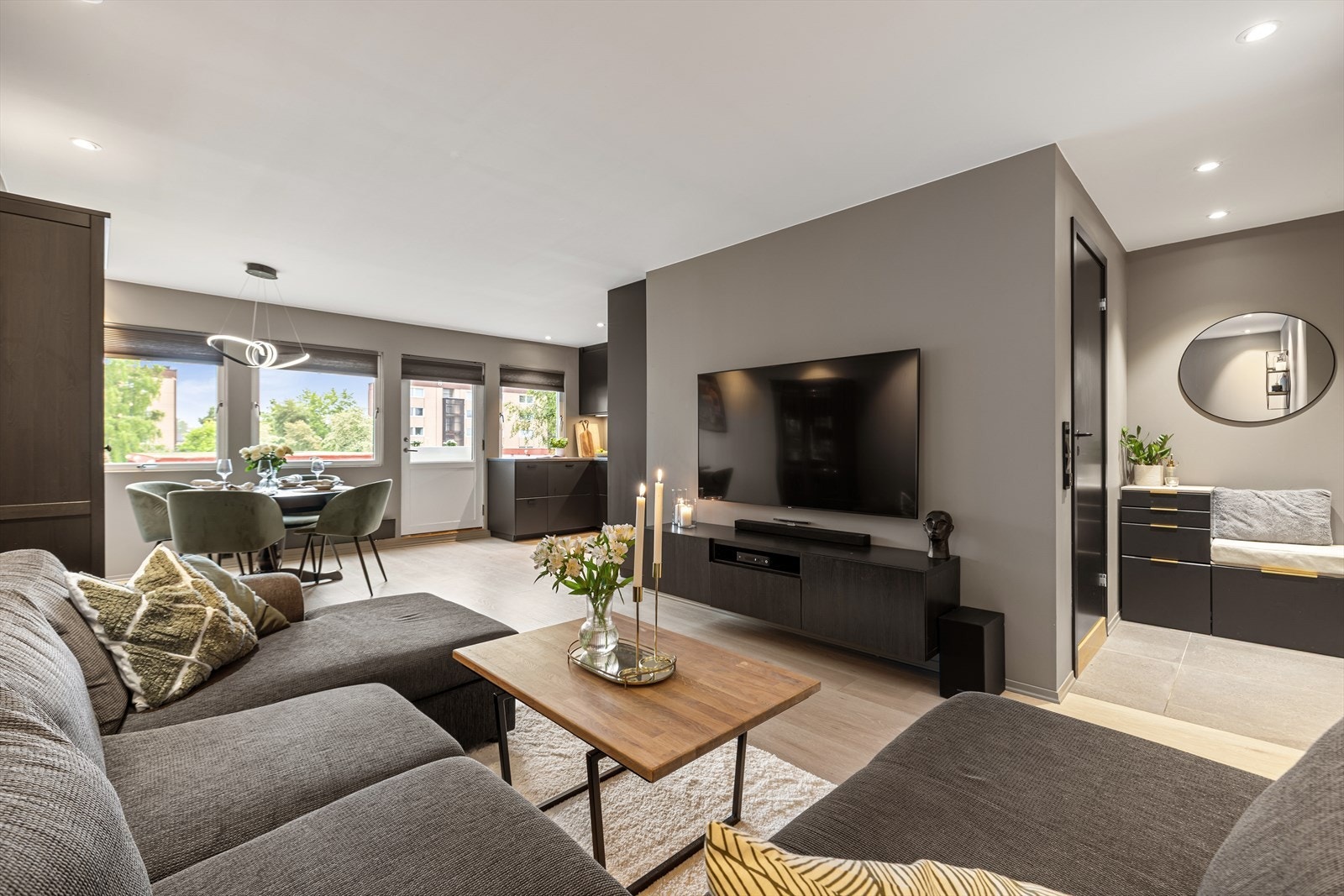 Emera eiendomsmegling v/Eystein Wullum ønsker velkommen til Lillebergvegen 6B! Foto: Julian Nonstad / Nonstad Foto. Galleribilde