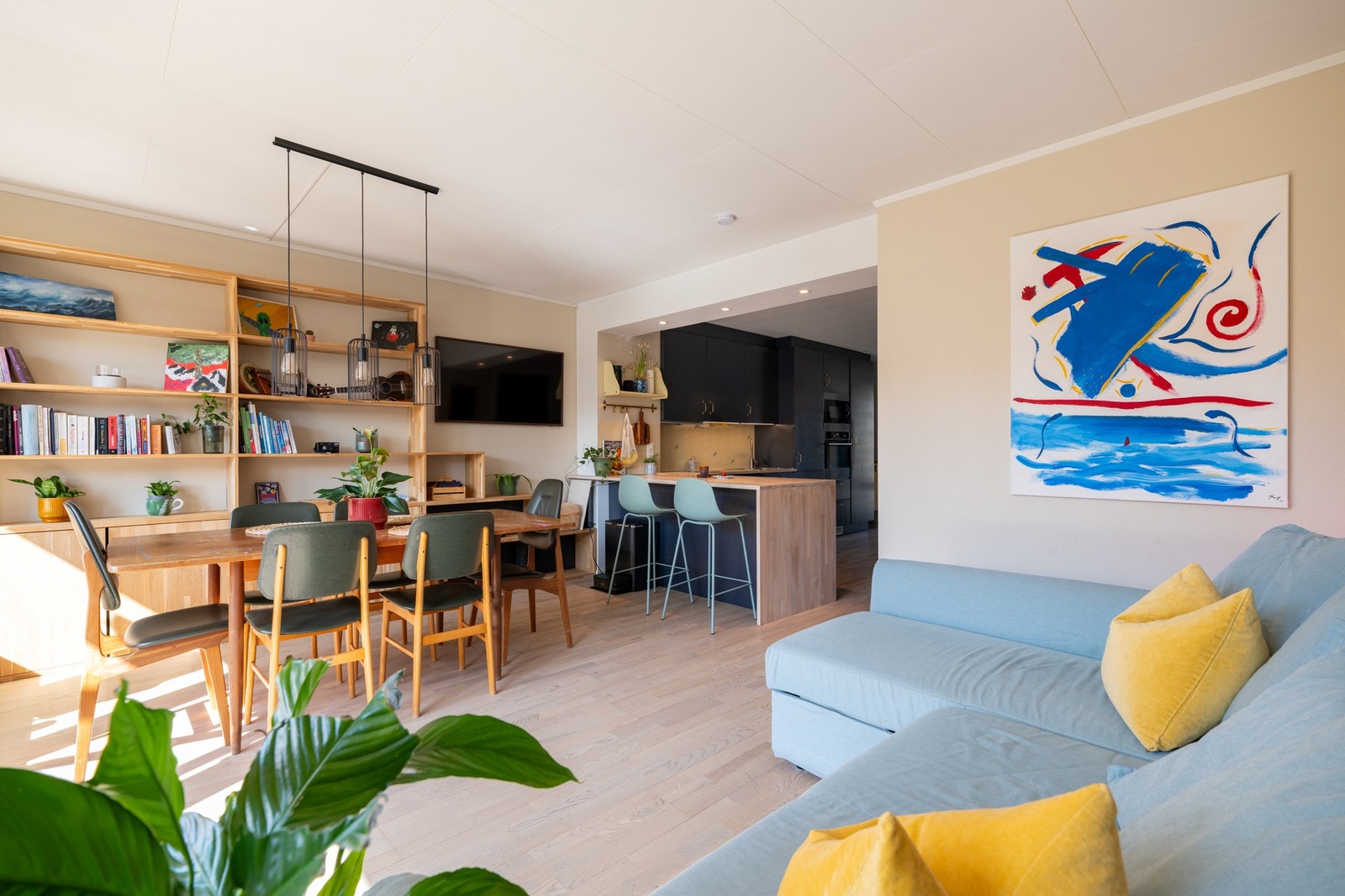 Det er lagt pen parkett på gulv og overflatene er malt i moderne fargevalg. Galleribilde
