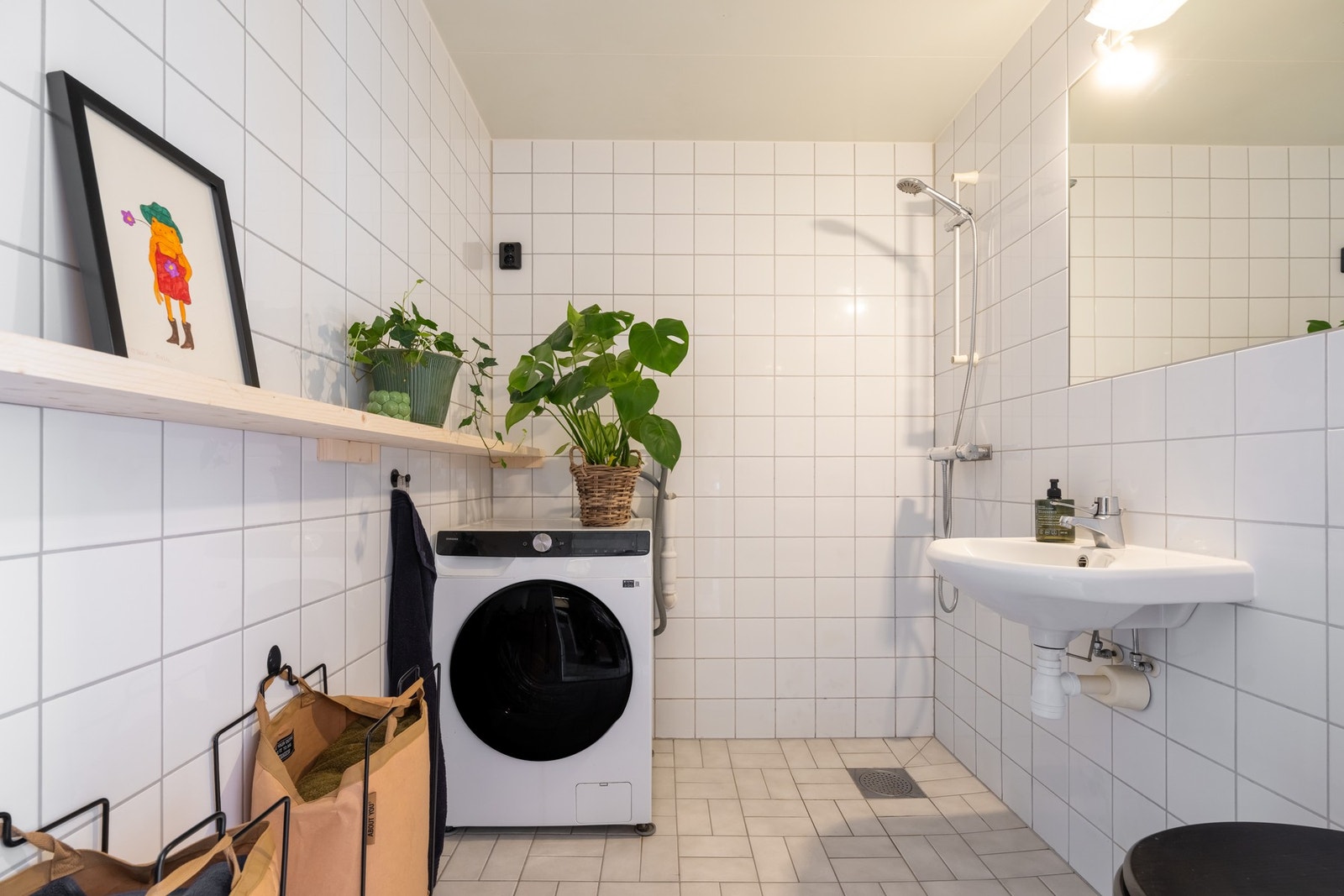 Lyst, flislagt baderom fra byggeår. Badet har varme i gulv og opplegg for vaskemaskin. Galleribilde