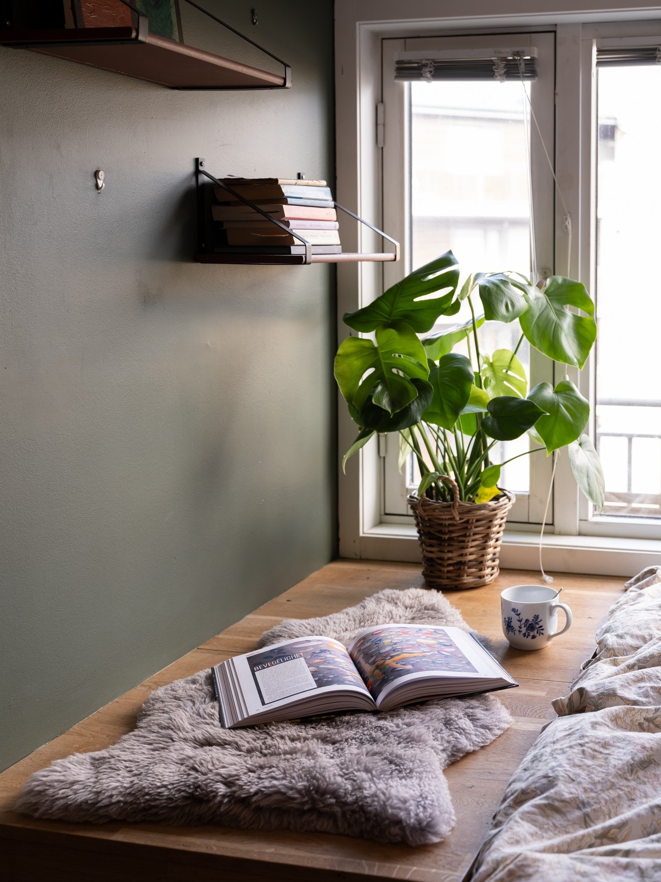 Nederst ved sengen er det en hyggelig benk hvor du kan ta morgenkaffen mens du titter ut mot omgivelsene. Galleribilde