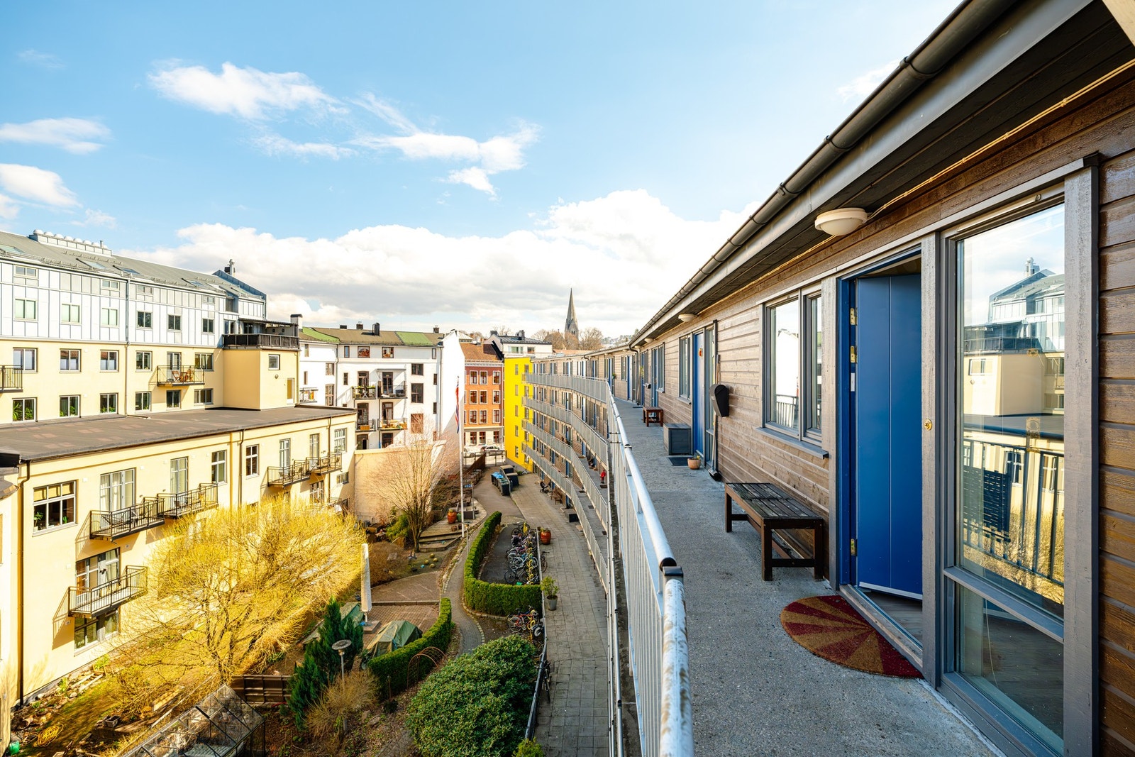 Adkomst til boligen via heis og svalgang. Galleribilde
