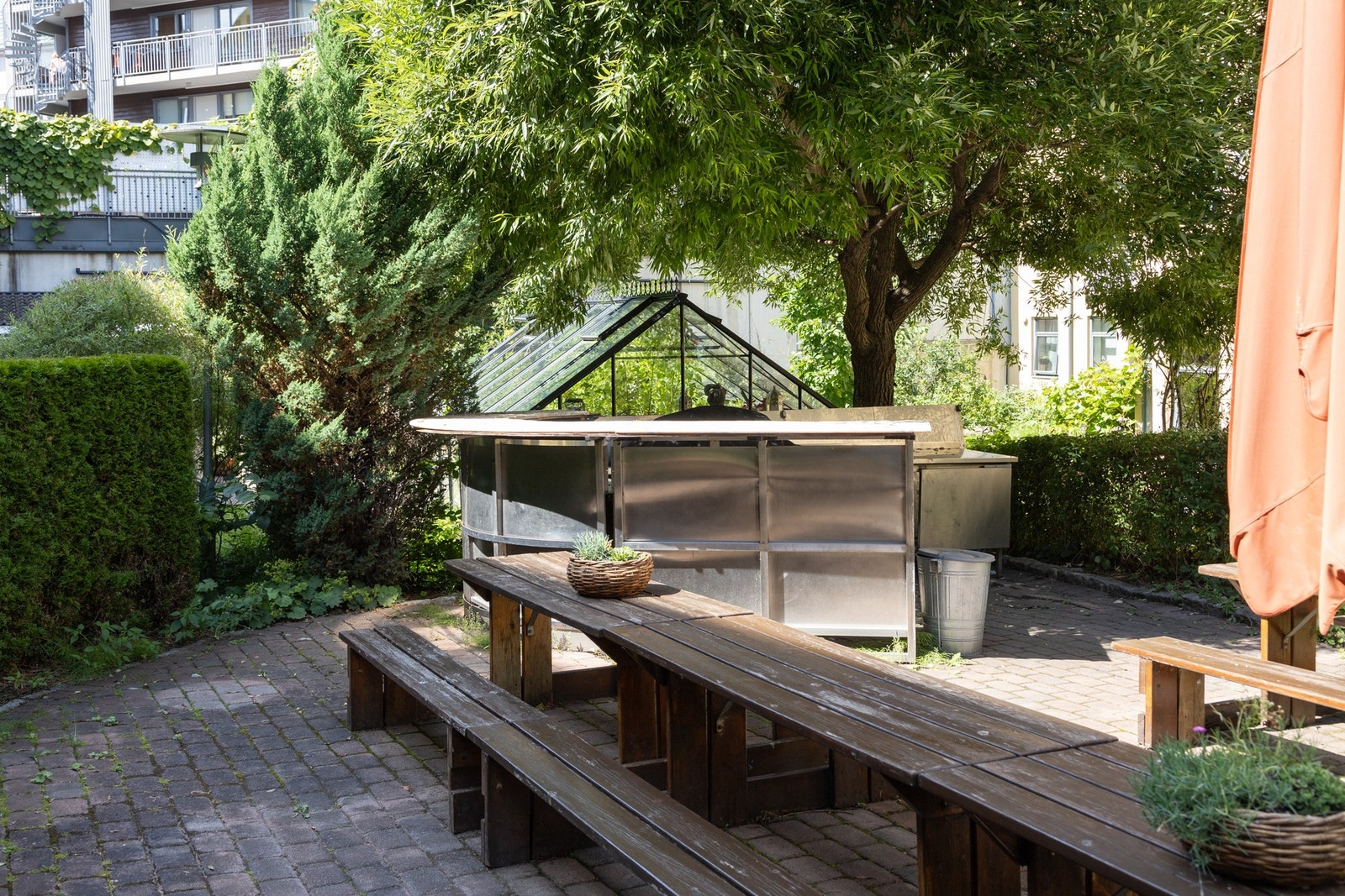 Det er satt opp flere felles benker med sitteplasser som er perfekt om du skal samle bekjente på en varm sommerdag! Det er også muligheter for grilling. Galleribilde