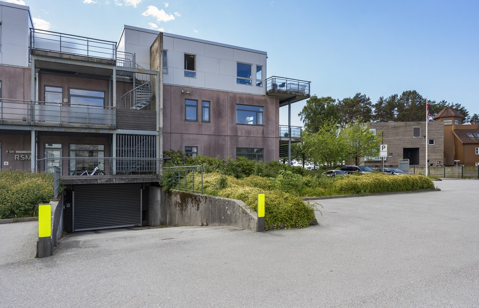 Parkeringskjeller med tilhørende parkeringsplass og bod Galleribilde