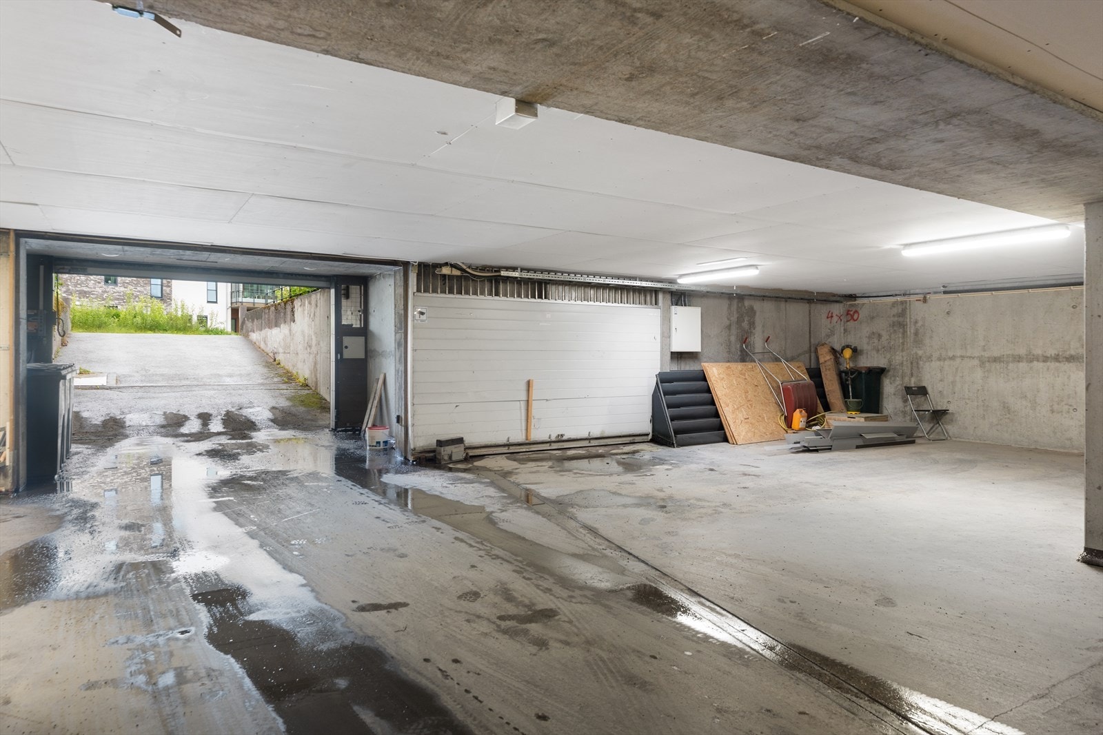 Parkeringskjeller med parkeringsplass Galleribilde