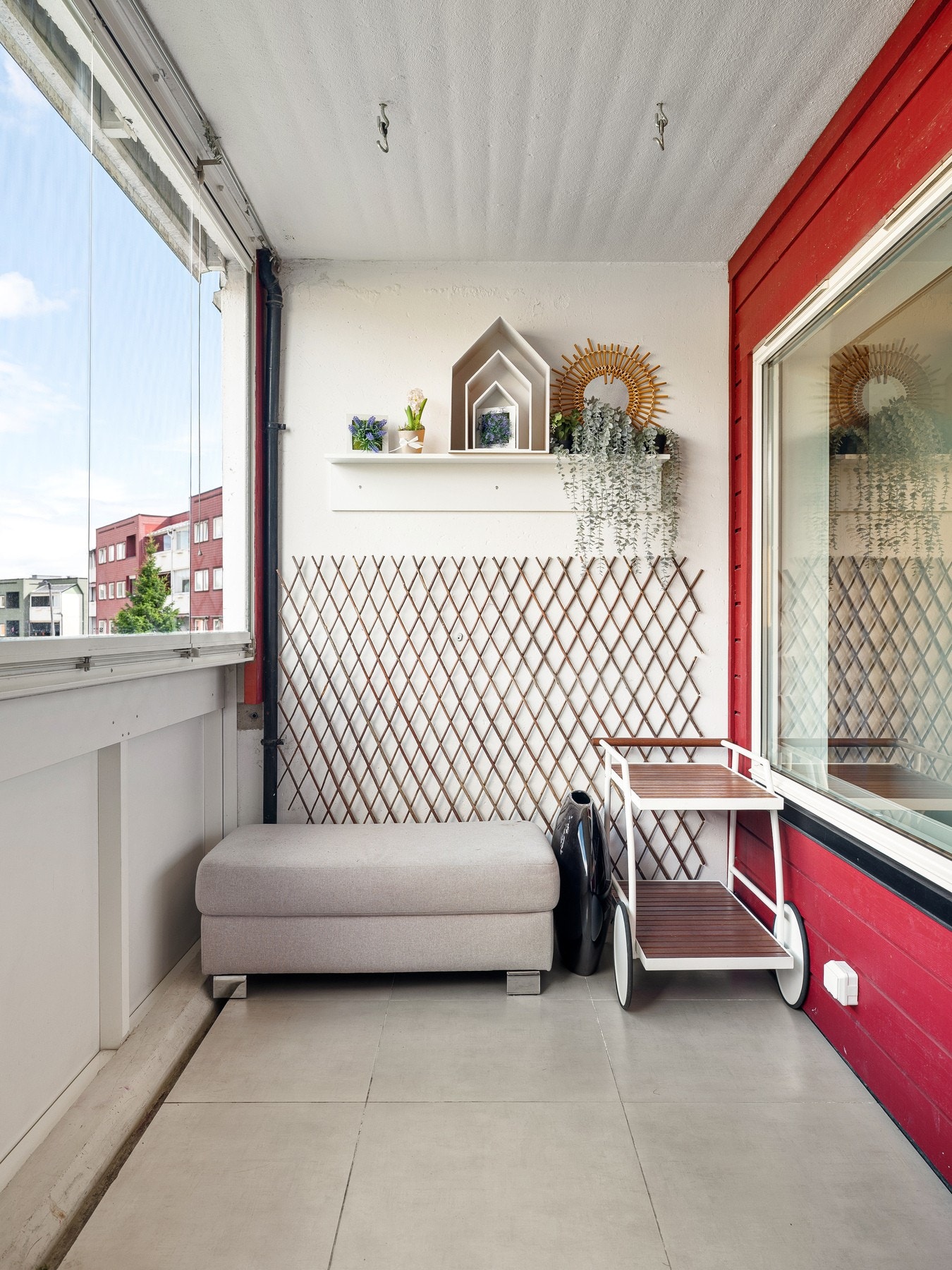 Den store uteplassen inviterer til sommeridyll på sitt beste. Galleribilde
