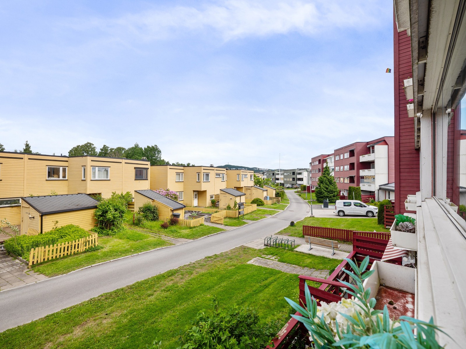 Bilfritt og lukket område, har kan mor og far sitte på balkongen mens barna er ute å leker. Galleribilde