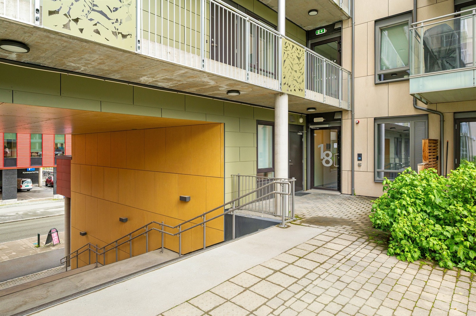 Hyggelig inngangsparti til bygget. Galleribilde