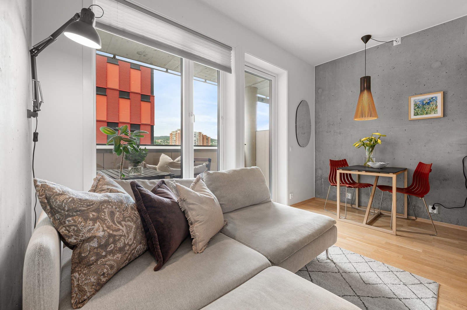 Leiligheten har et bruksareal på 41 kvadratmeter og ligger i en høy 1.etasje som oppleves som 2.etasje fra balkongsiden. Galleribilde