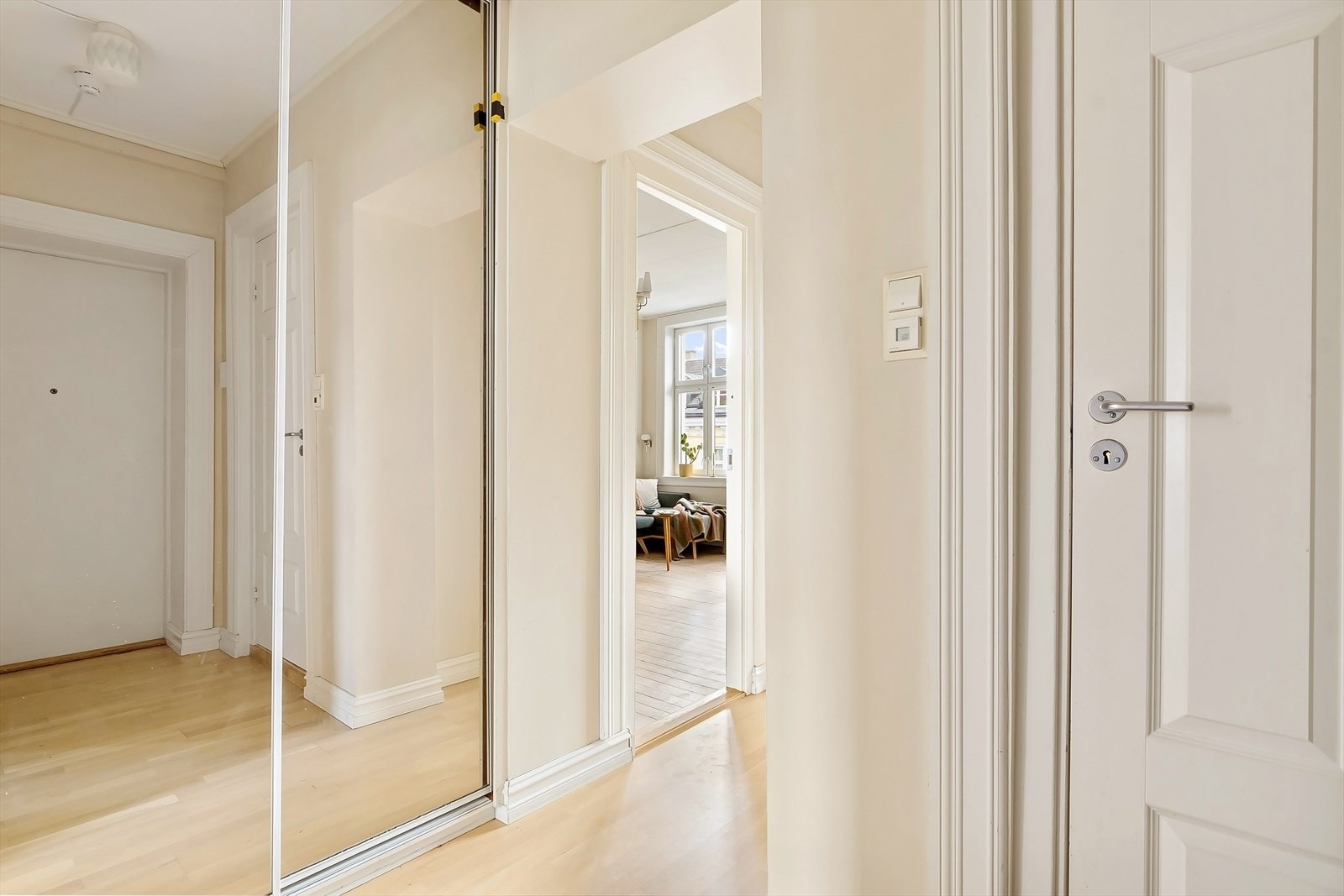 Praktisk skyvedørsgarderobe tilknyttet entre. Galleribilde