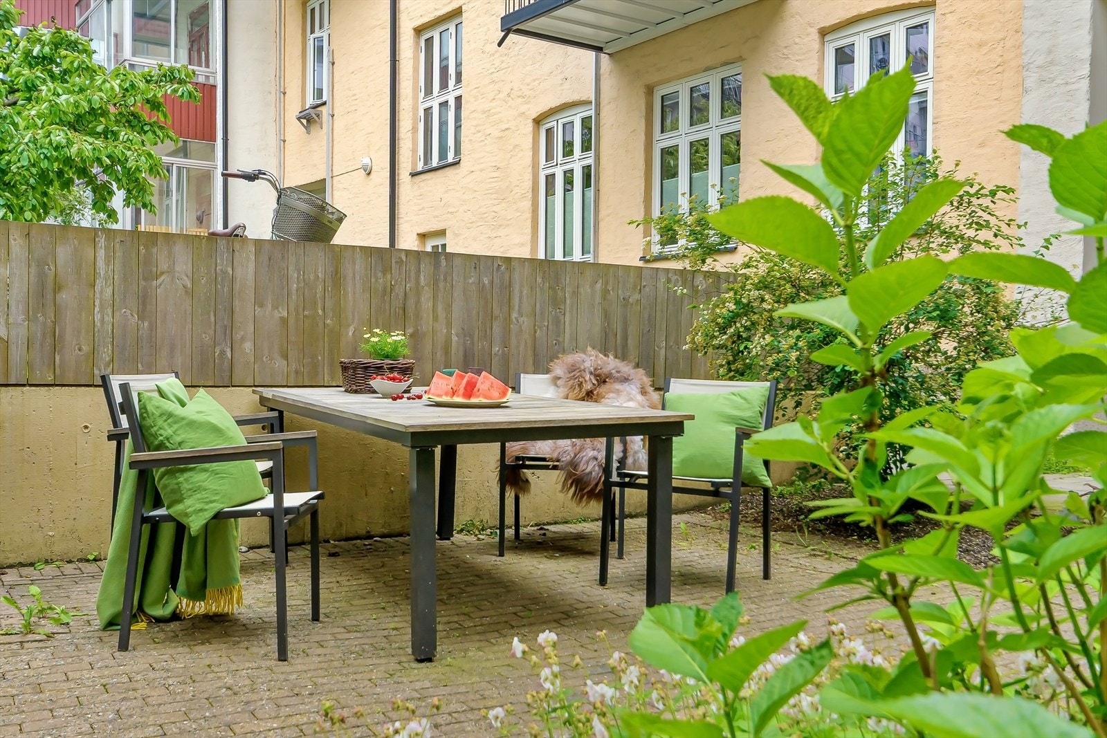 Her er det fin plass til flere gjester på besøk. Felles grill i indre gård kan benyttes av alle bebeoere. Galleribilde