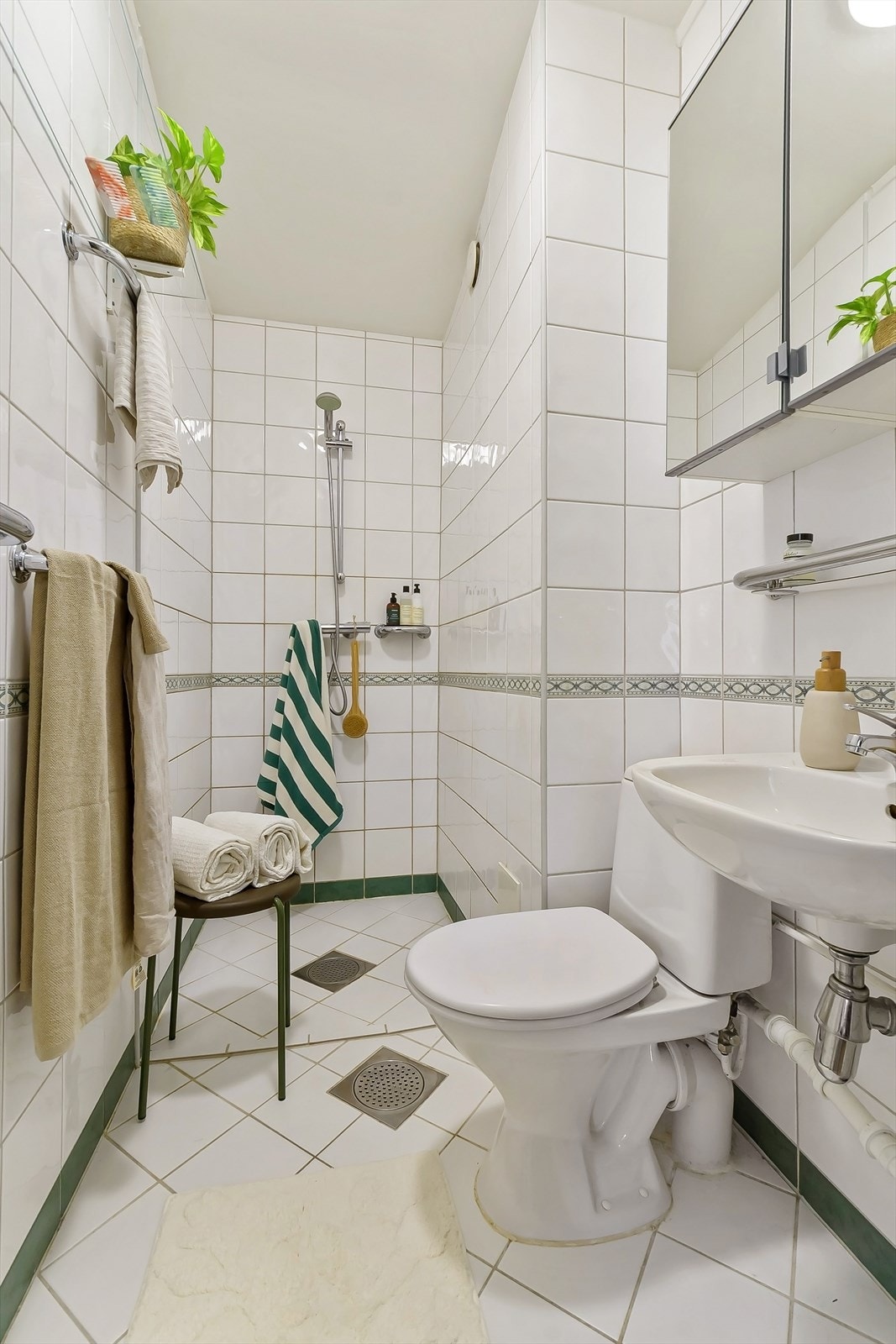 Det er varmekabler i gulv på bad. Det er vaskemaskin i bod i trapperom, samt varmtvannsbereder. Galleribilde