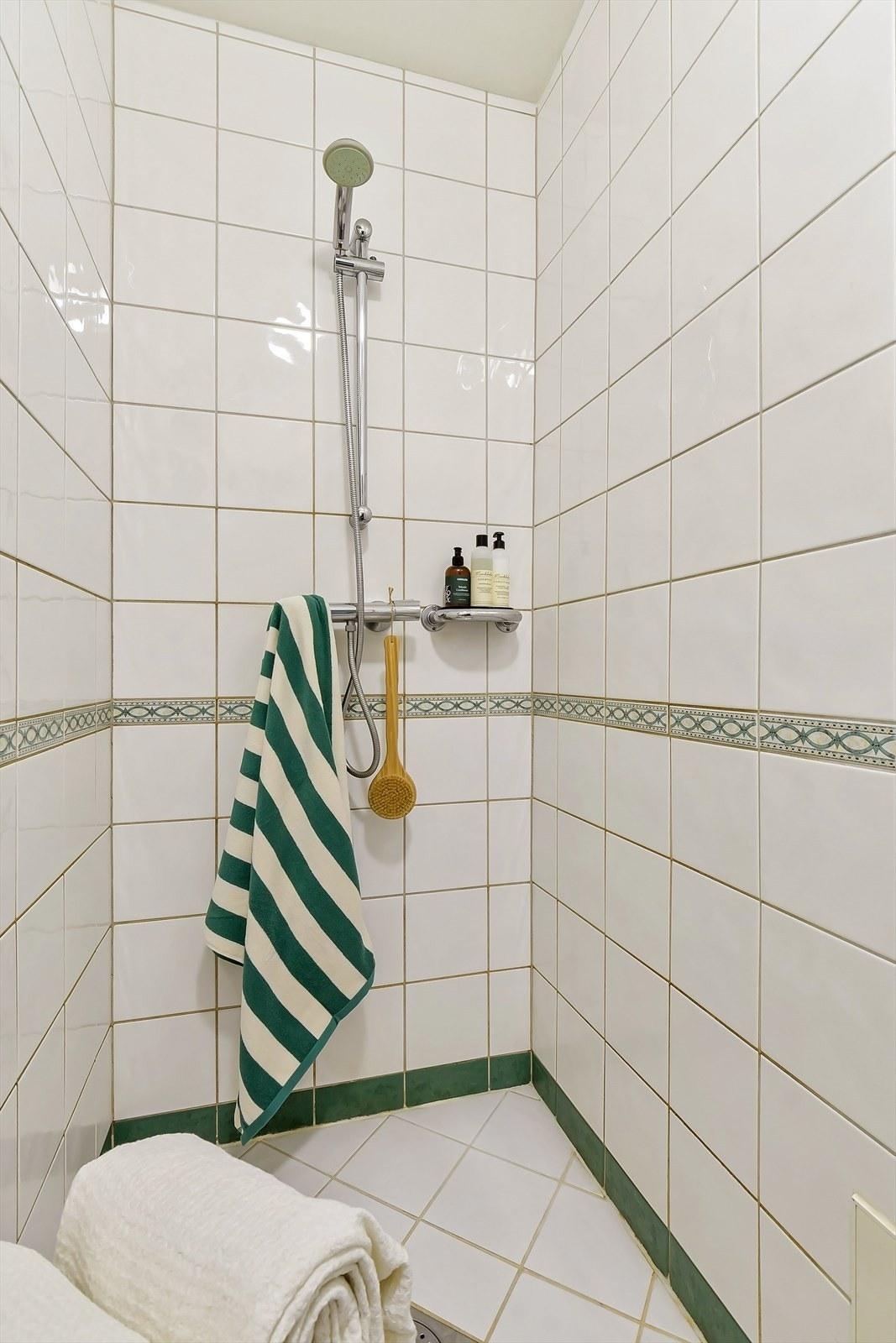 Badet ble oppgradert med nytt gulv, sluk og membran i 2010. Galleribilde