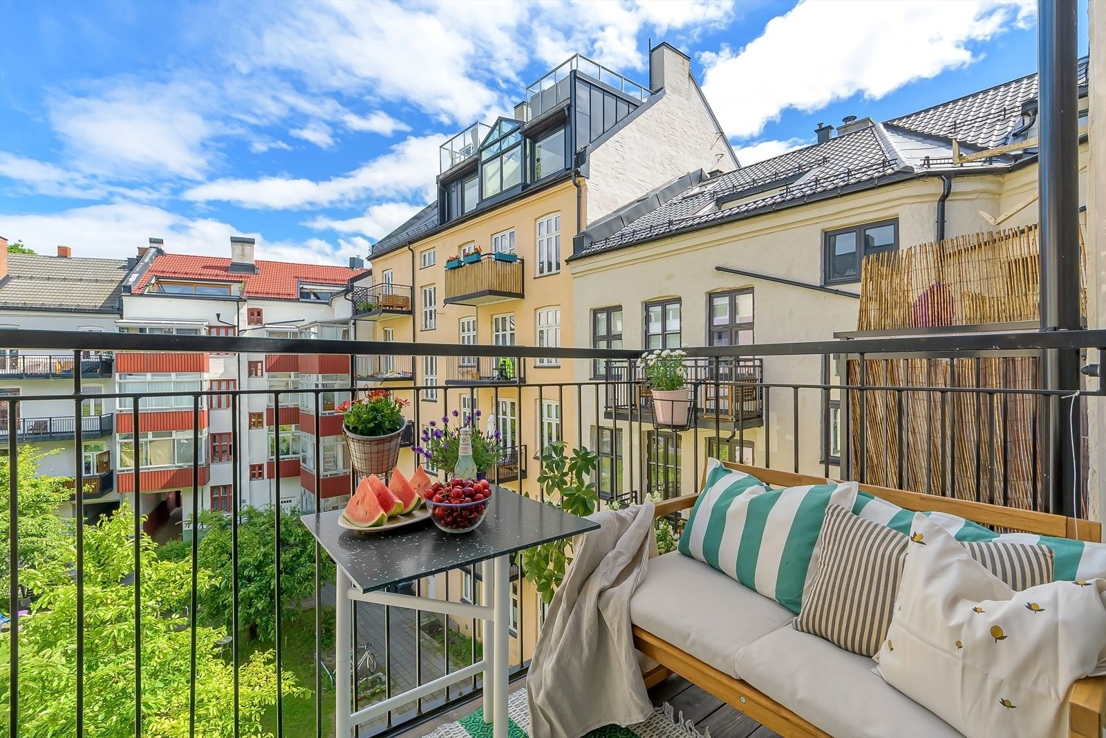 Balkongen er av fin størrelse med plass til en hyggelig sittegruppe. Galleribilde
