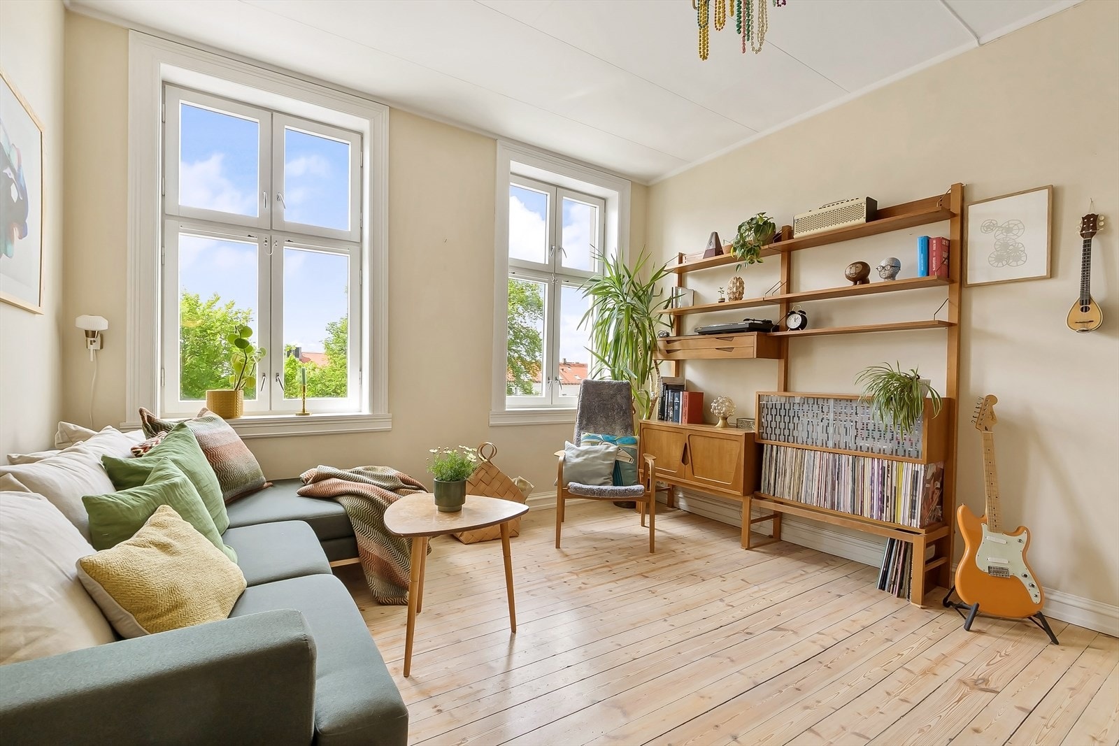 Store vindusflater og god takhøyde gir en lys og luftig atmosfære. Galleribilde