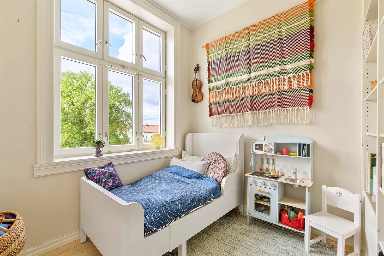 Det minste soverommet har også fin plass til seng, skrivepult og oppbevaringsløsning. Galleribilde