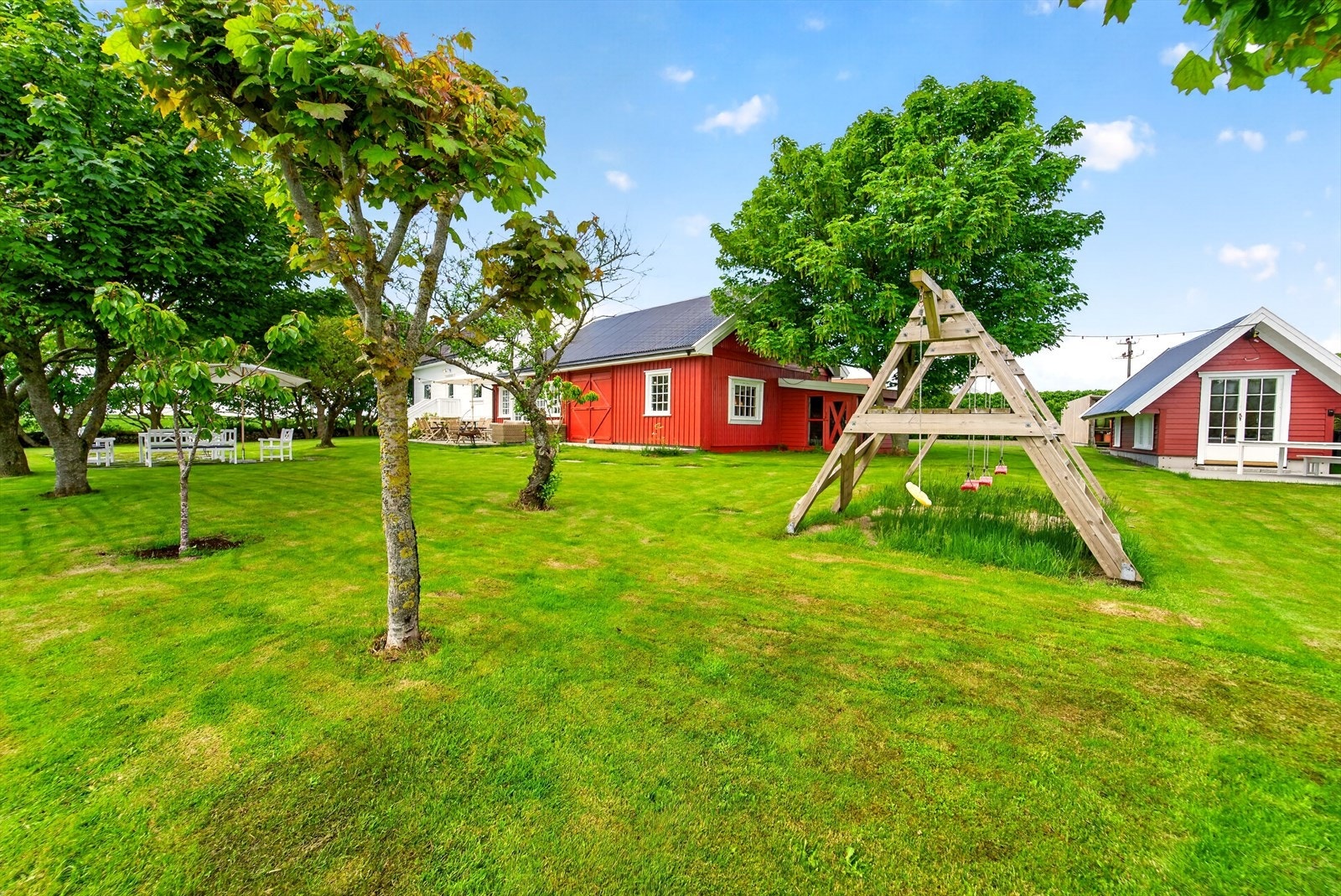 Tomta gir rom for boltreplass og avslapning. Galleribilde