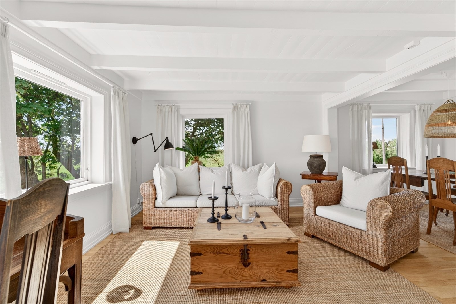 Den moderne, nordiske landstilen med store vindusflater slipper naturen inn og skaper en sømløs overgang mellom inne- og uterom, slik at utsikten blir en naturlig del av interiøret. Galleribilde